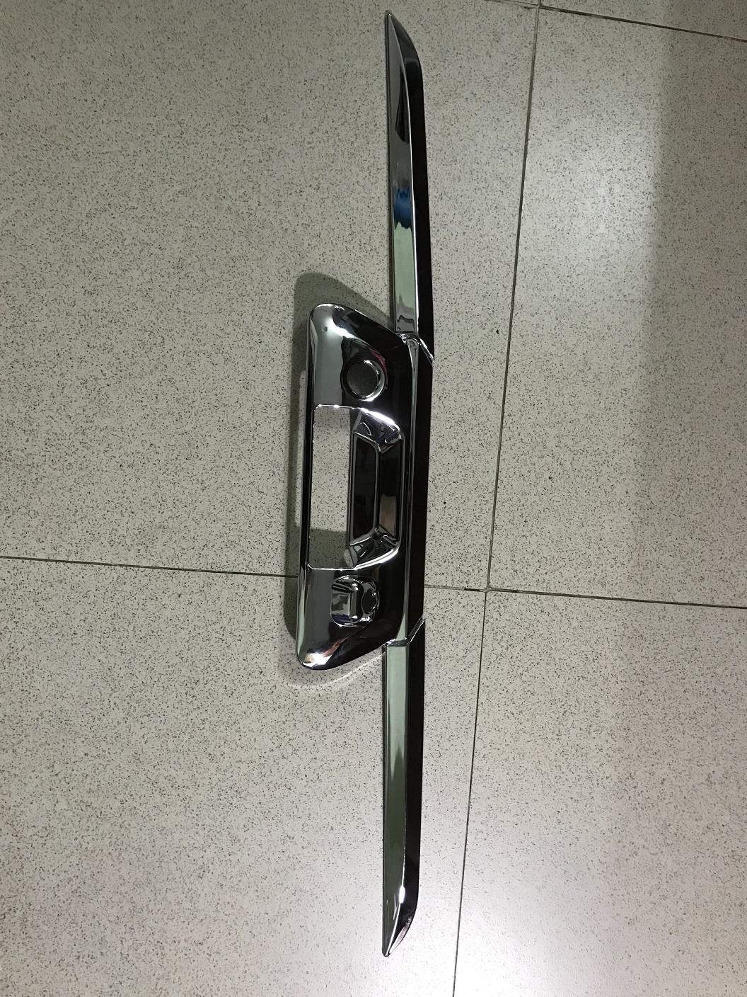 Ốp hõm cốp xe nissan navara