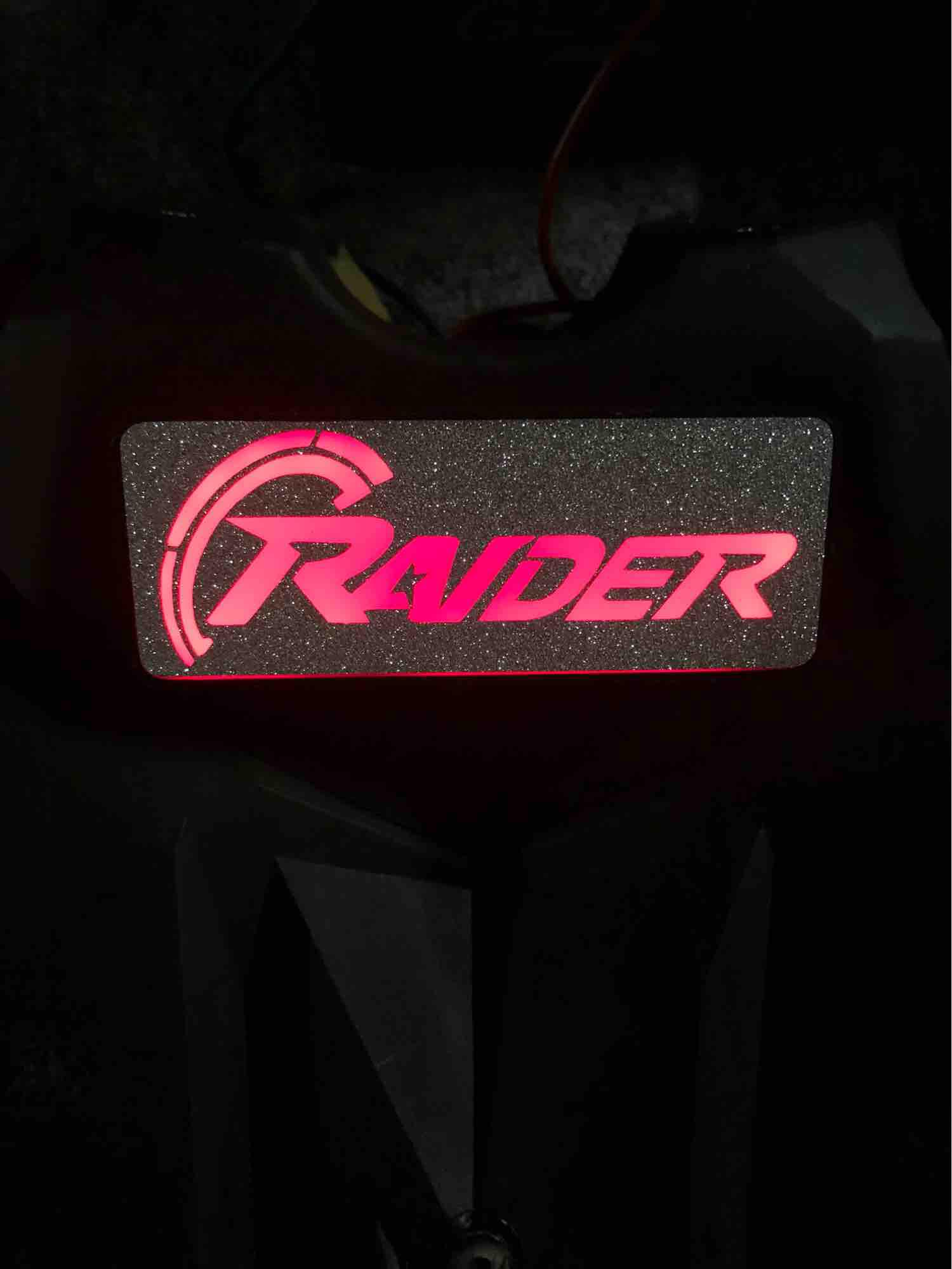 Set dè Raider fi đèn màu đỏ và pas chống run