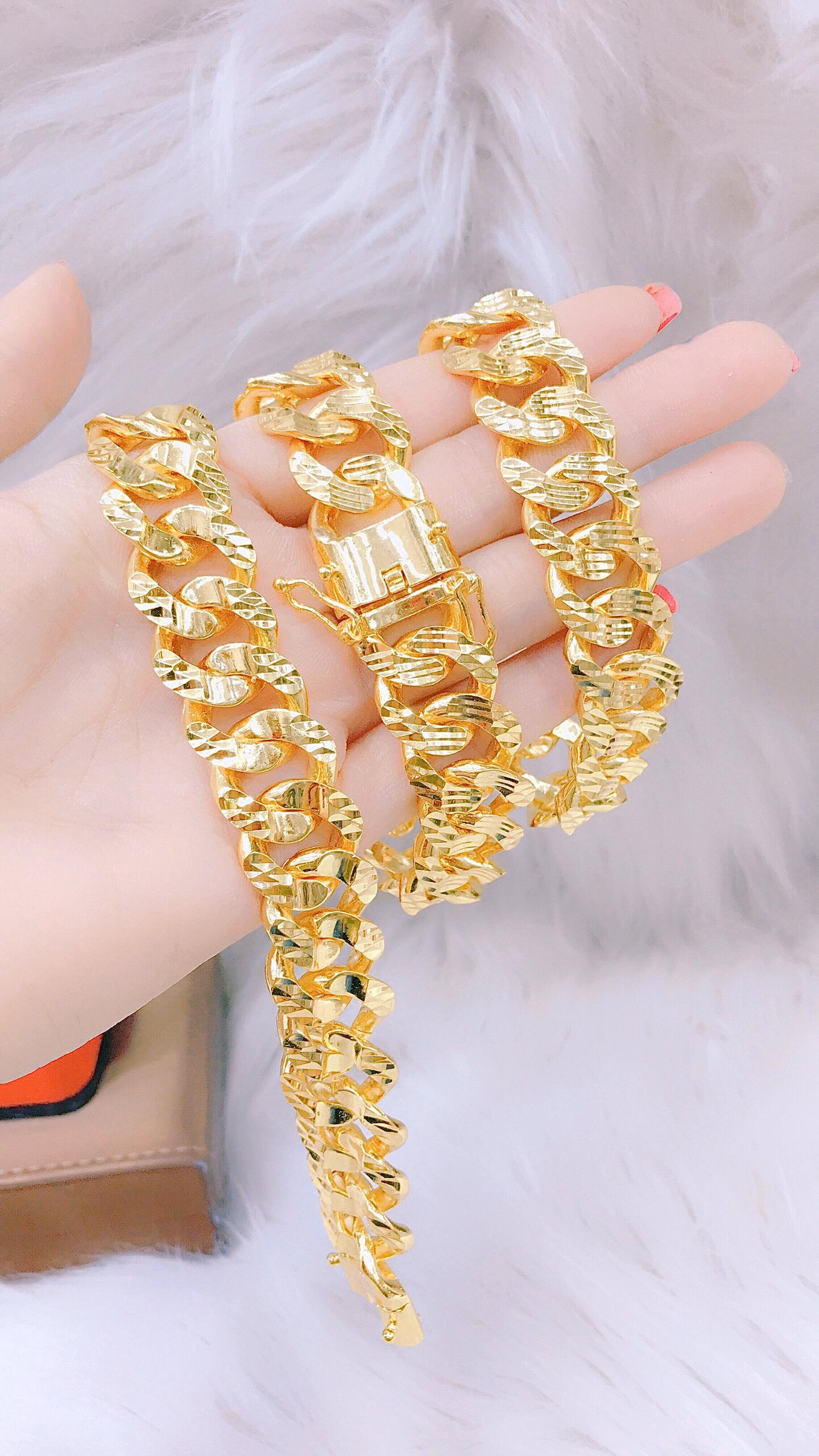 Lắc tay nữ mặt hoa vàng 18k cao cấp giống vàng thật 99% được thiết kế tinh sảo, tạo nên sự đẳng cấp cho người đeo. Với chất liệu vàng cao cấp, sản phẩm này sẽ trở thành món phụ kiện giúp nàng tỏa sáng và rực rỡ hơn trong mỗi dịp quan trọng.