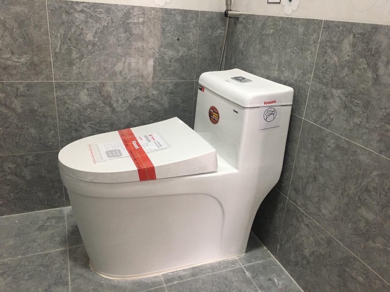 Bồn Cầu Liền Khối Kassani Thái Lan 2395 Men NANO không ố bẩn xả nước mạnh Tặng T Cầu và Dây Cấp Chính Hãng CẦU LÙN HIỆN ĐẠI SANG TRỌNG