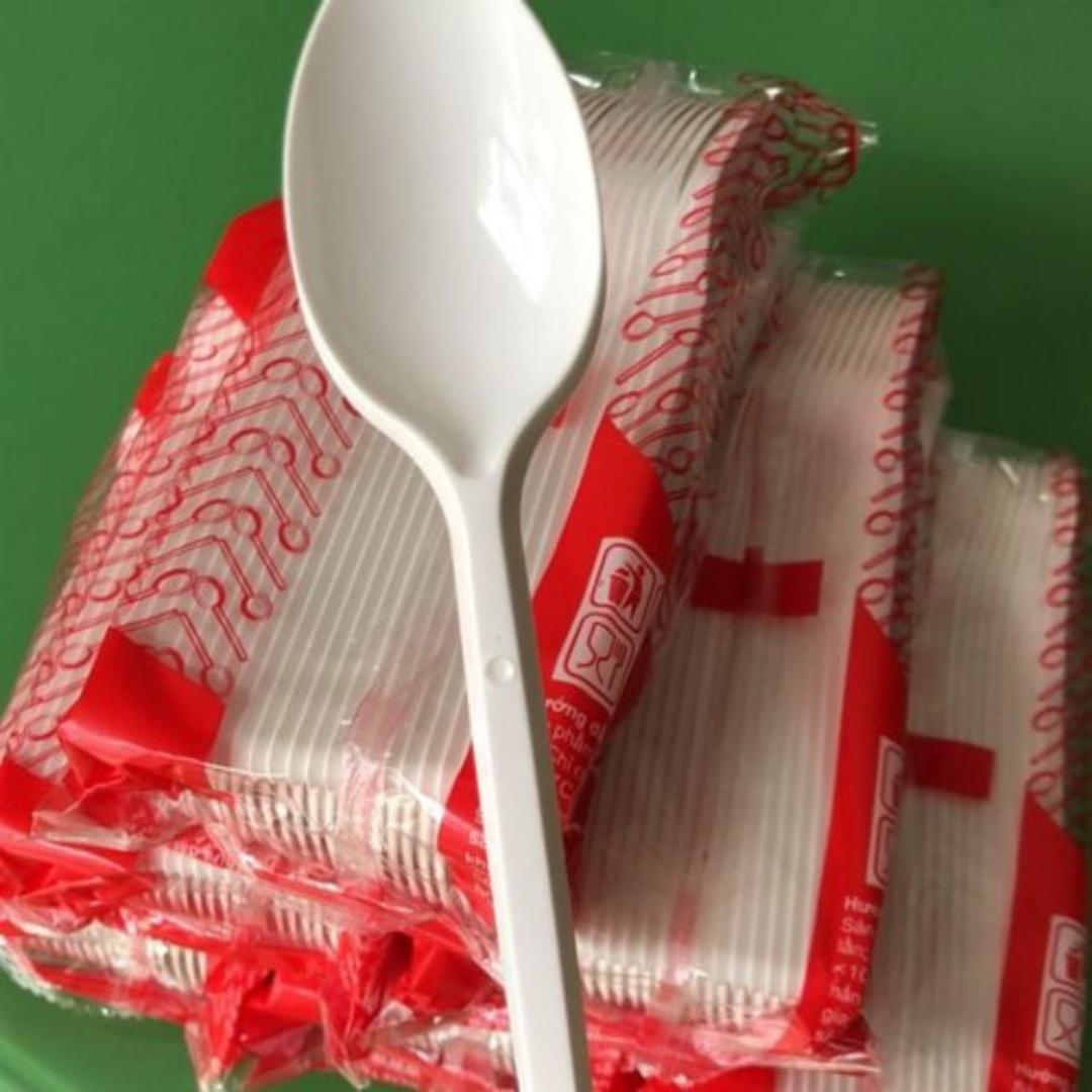 Thìa nhựa cứng UKP, 100 cái, màu trắng, chiều dài 15cm (loại đẹp)