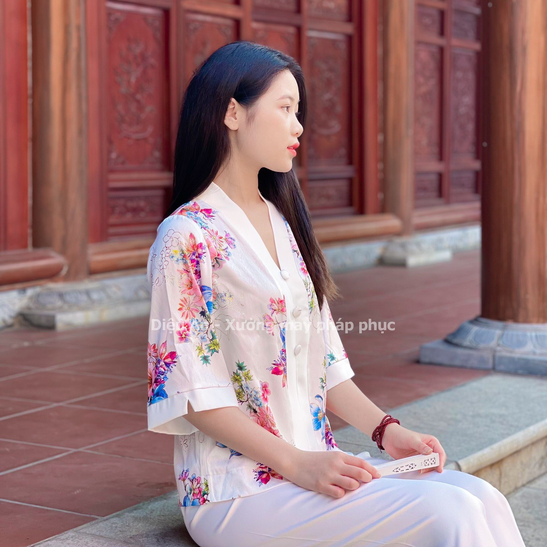 Set Lụa Vân Gỗ Cao Cấp Đi Lễ Chùa Màu Trắng Hoa Lan