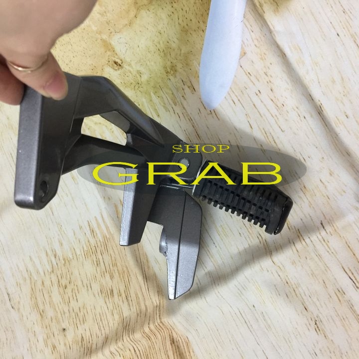 Bát gác chân xe máy  JUPITER bên phải