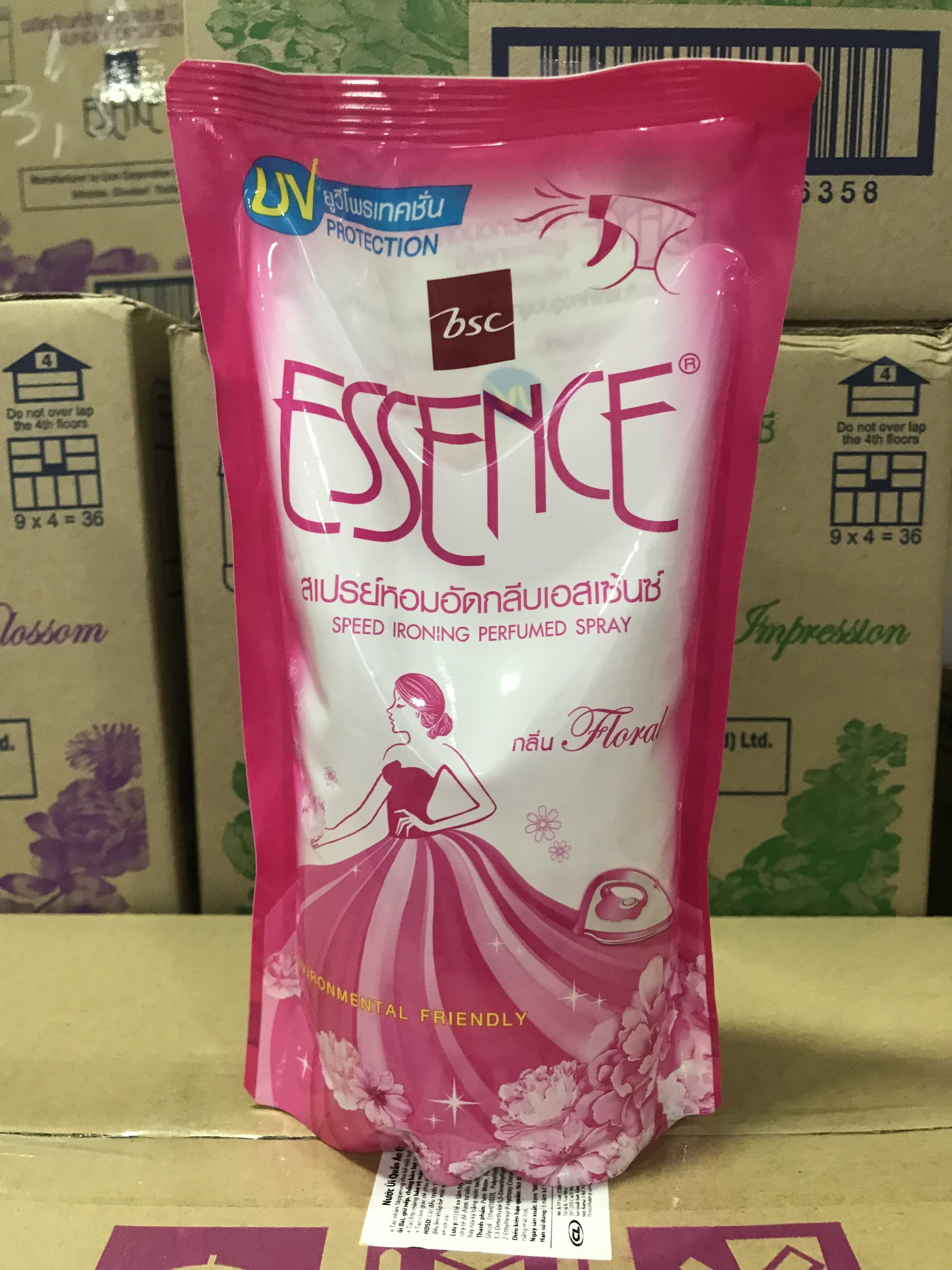 [HCM]Xịt ủi thơm quần áo Essence bịch 500ml