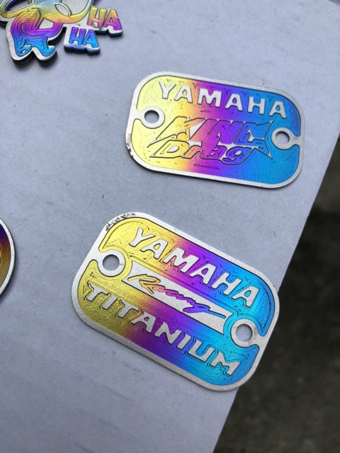 Tem titan nắp dầu yamaha