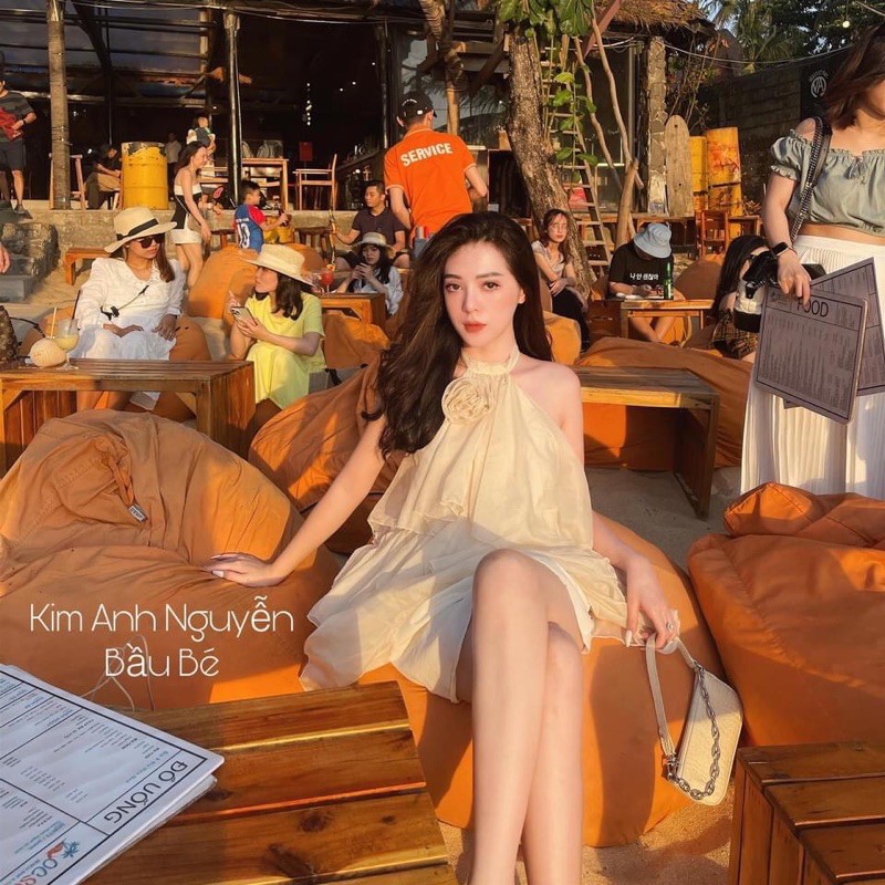 Đầm be maxi cổ yếm đính hoa xếp tầng