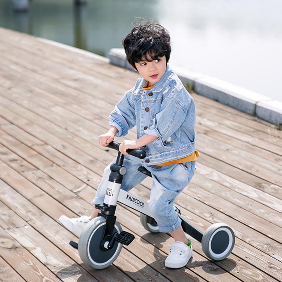 Xe chòi chân 4 bánh tự cân bằng cho bé