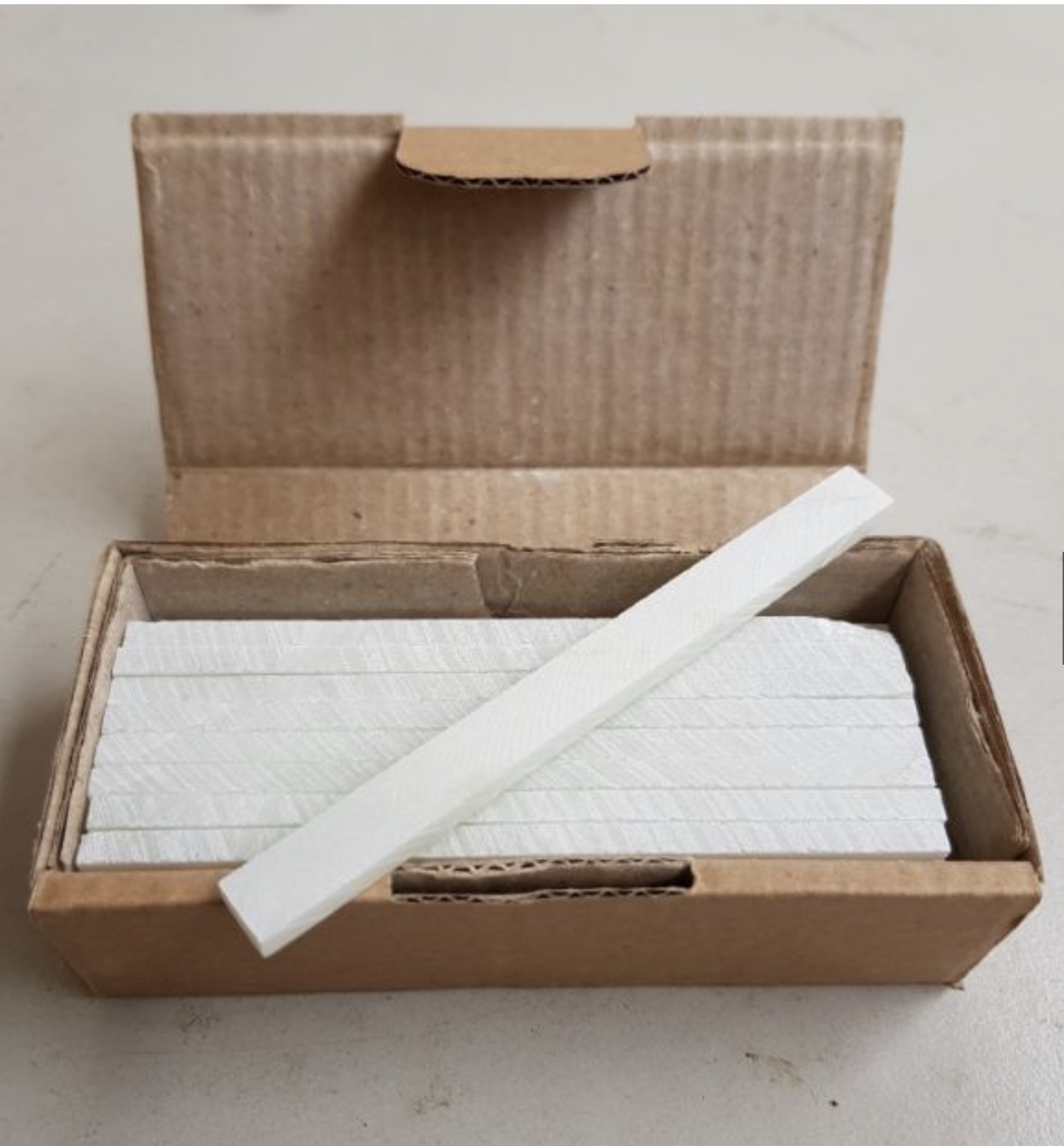 PHẤN ĐÁ(PHẤN KỸ THUẬT): DÙNG KẺ VẼ, LẤY DẤU TRÊN SẮT, THÉP (1 HỘP)