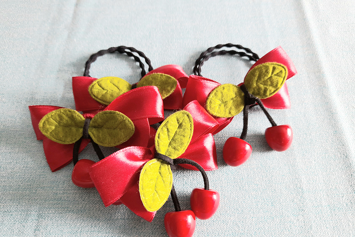 cột nơ tóc màu đỏ quả cherry