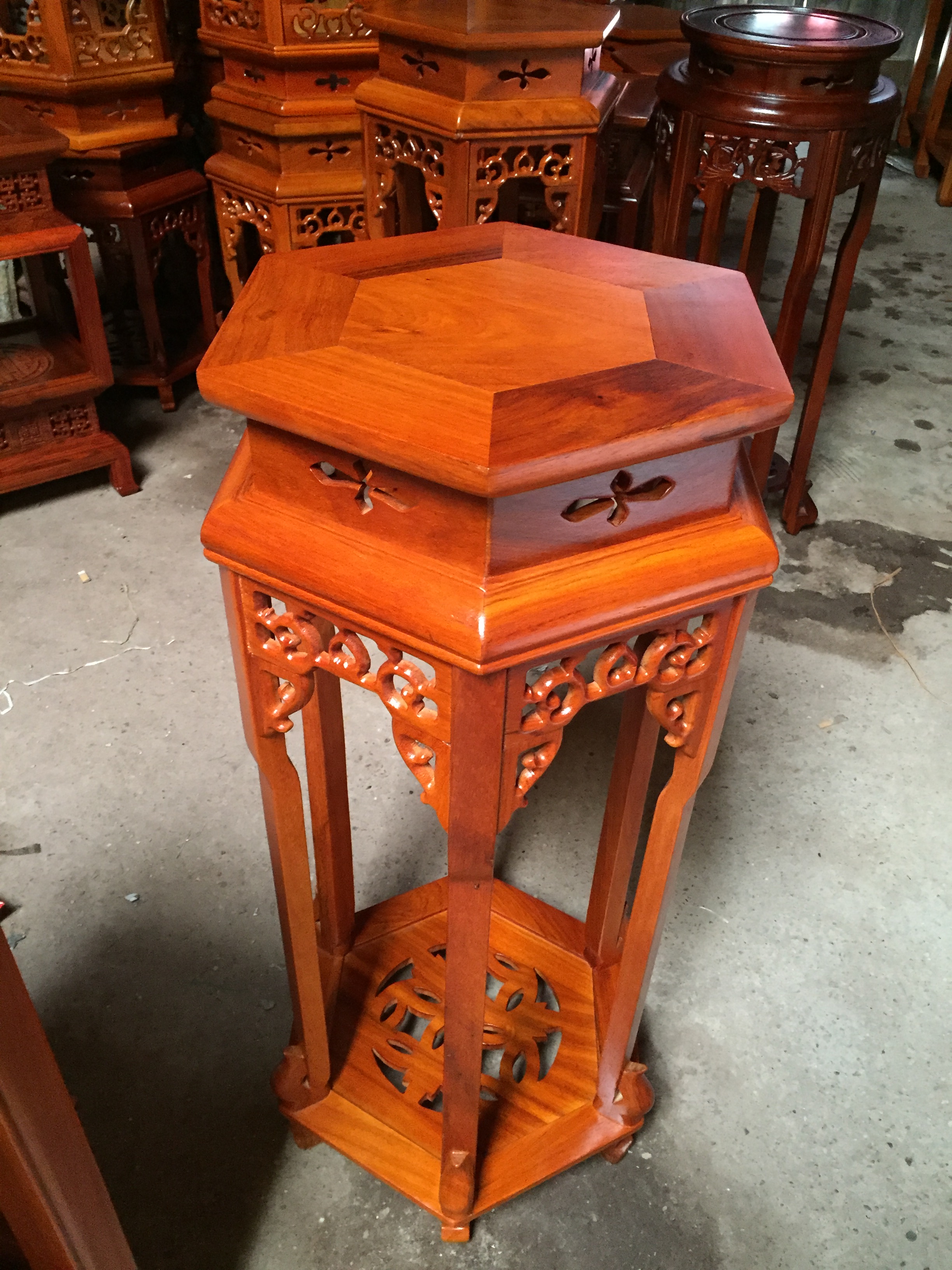 Đôn lục năng gỗ gụ (kt cao 80cm, mặt 32cm)
