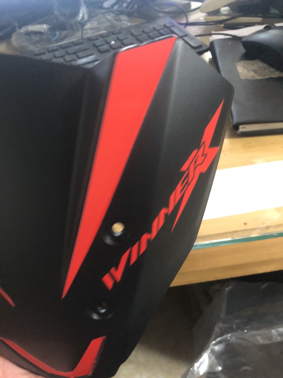 Mão Winner X V3 4 Lỗ Đen Nhám Viền Đỏ