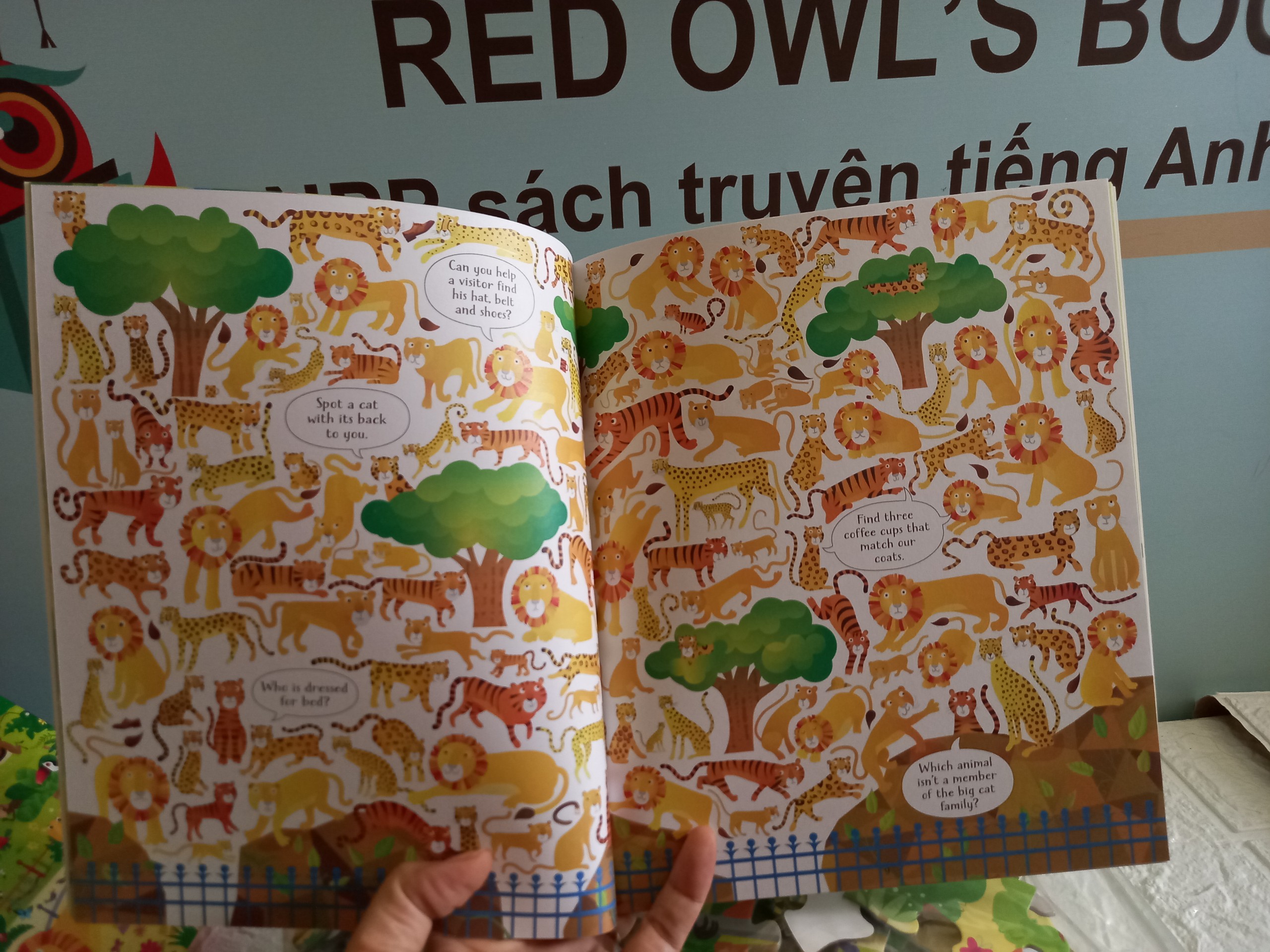 Usborne Book and Jigsaw At the Zoo