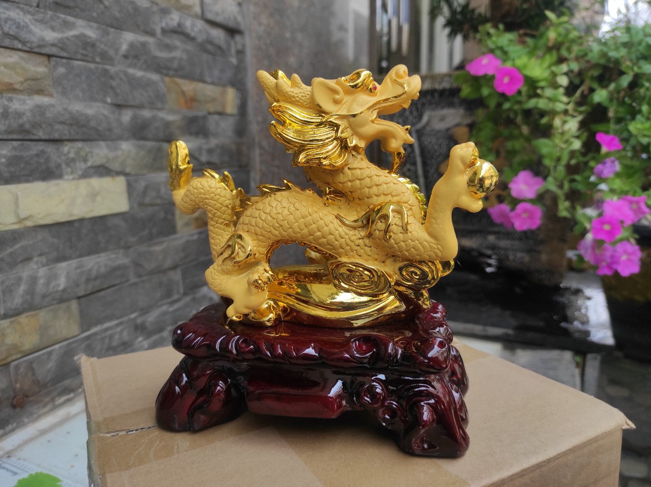 Tượng linh vật rồng vàng may mắn