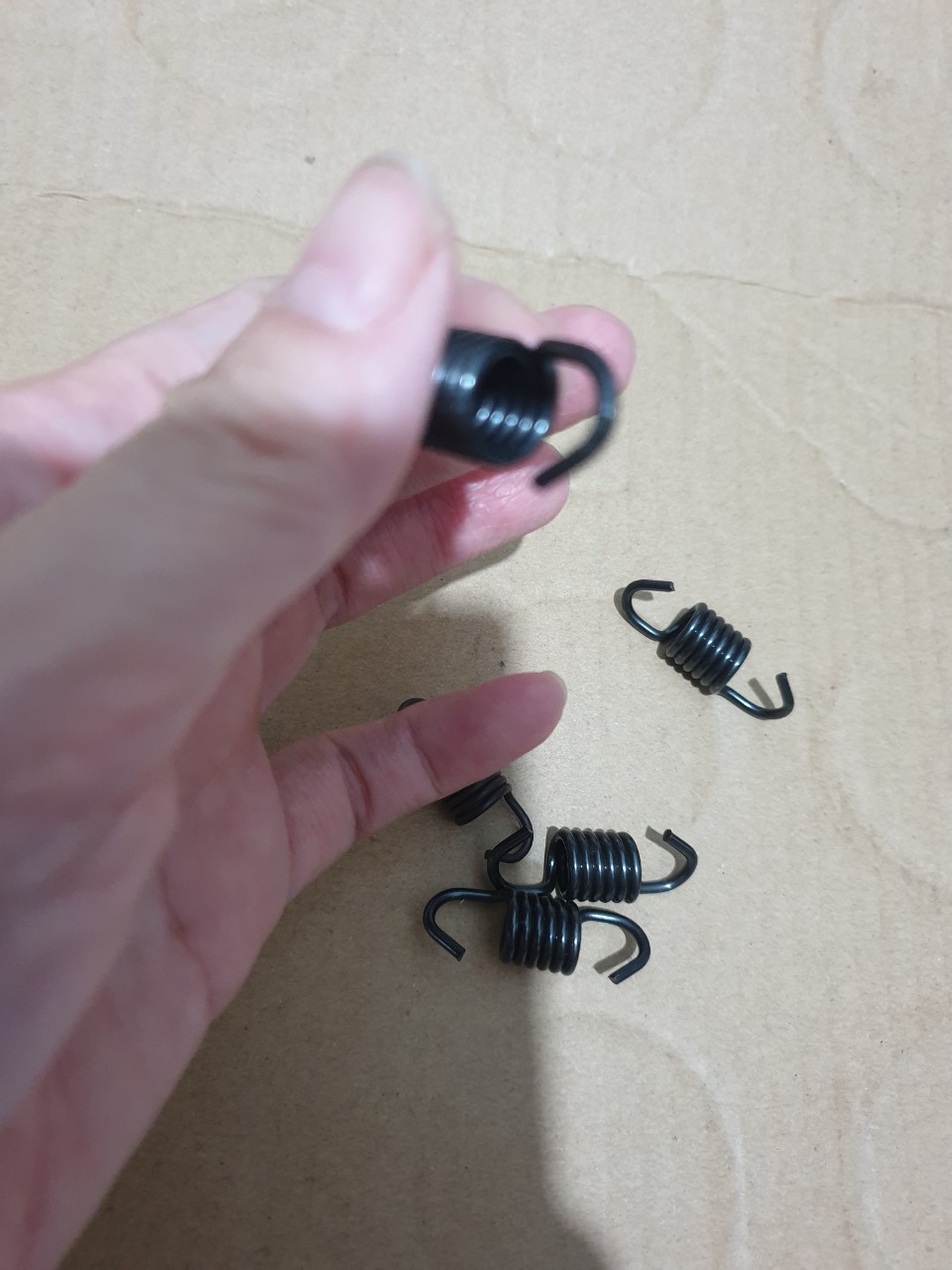 ( 6 CÁI) LÒ XO BỐ CÔN DUNG CHO  MÁY CẮT CỎ 2 THÌ 260