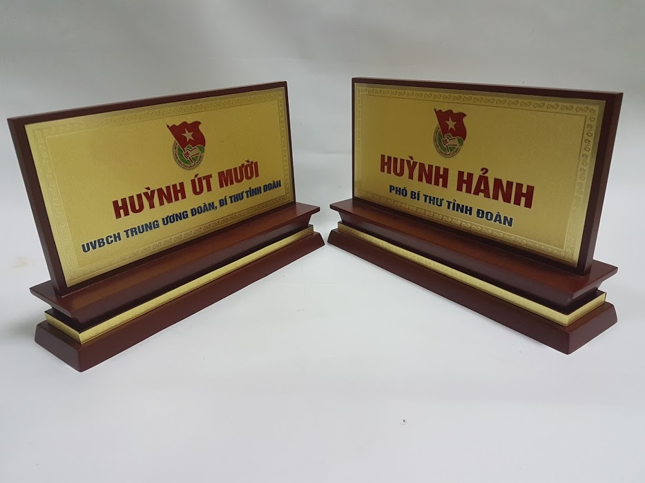 Biển chức danh mica đế gỗ (12x24cm). bền đẹp