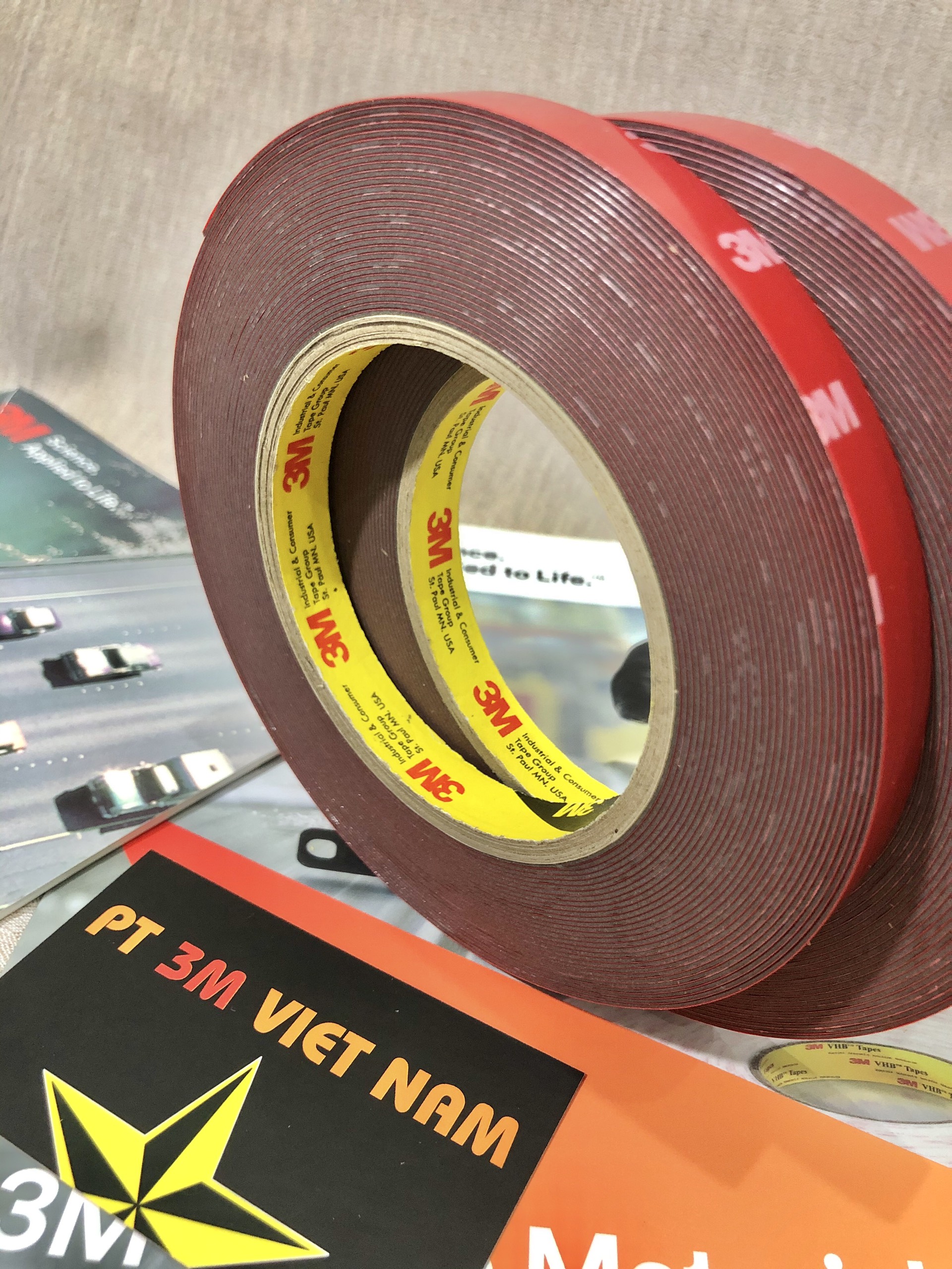 Băng keo 2 mặt 3M 4229P dán dồ chơi xe.