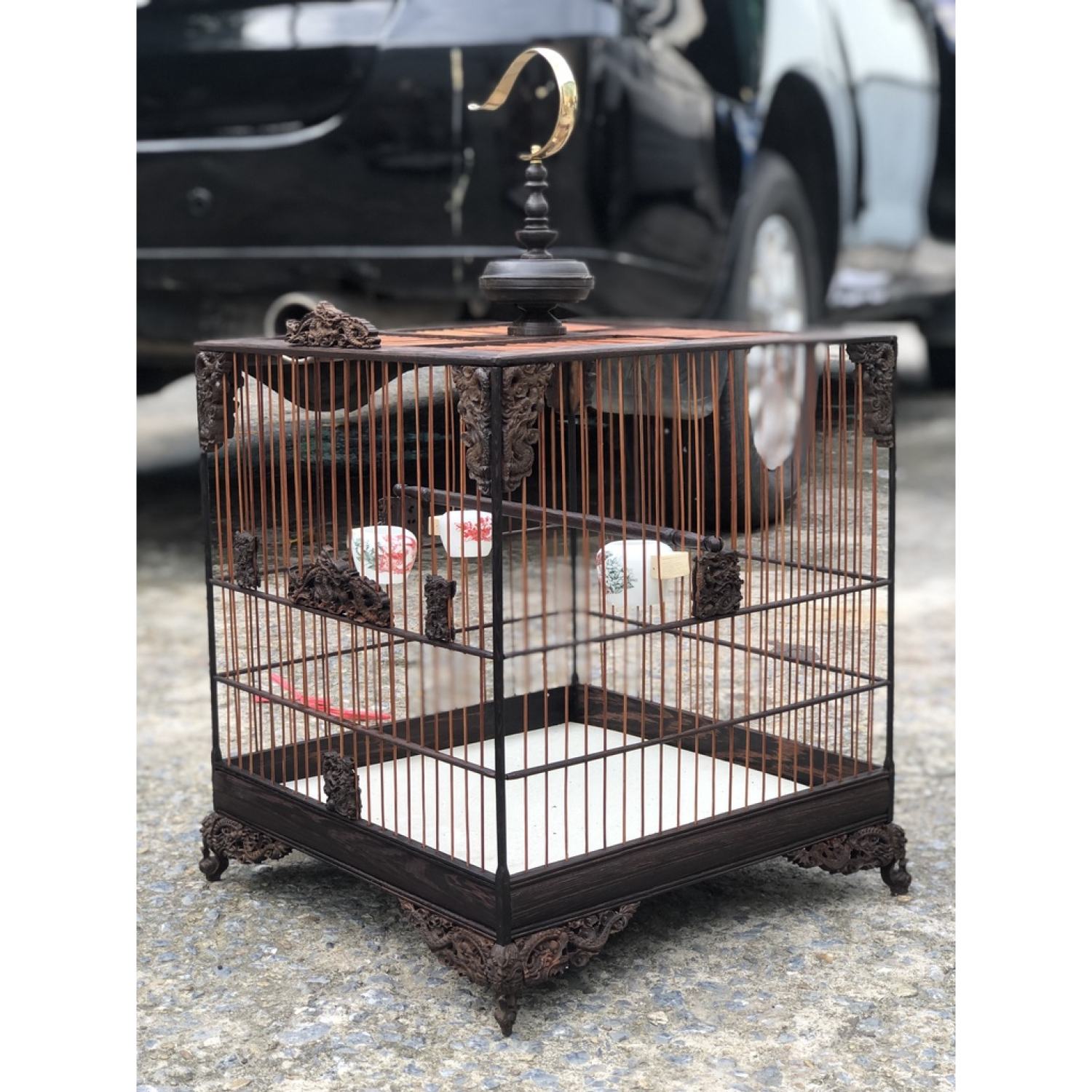 Lồng chim chào mào gỗ mun đuôi công Vuông đấu trụ tròn đục Rồng kèm đủ phụ kiện LC01 Lồng chim Huyền Trần