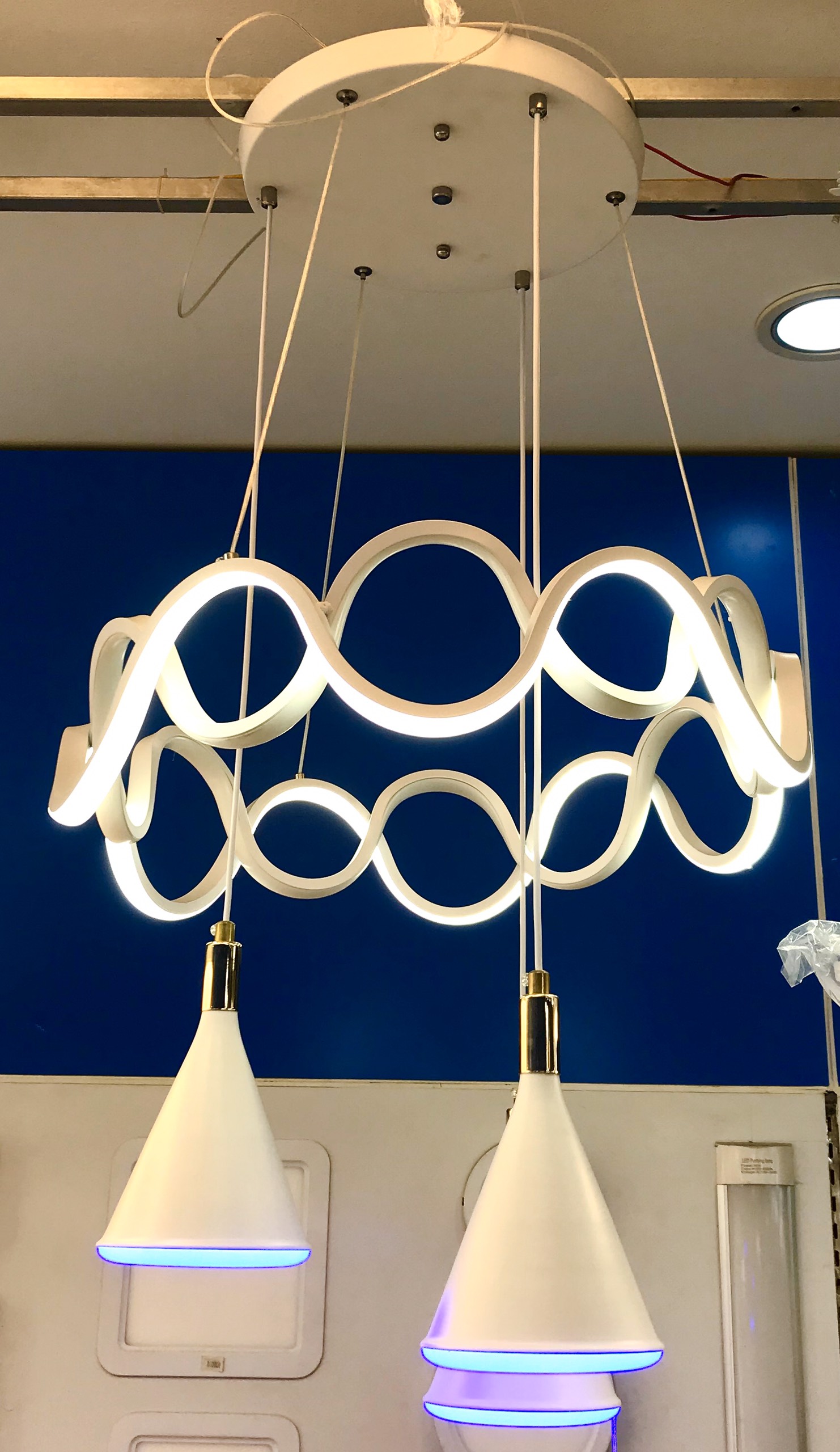 Đèn LED thả trần 3 bóng đa màu