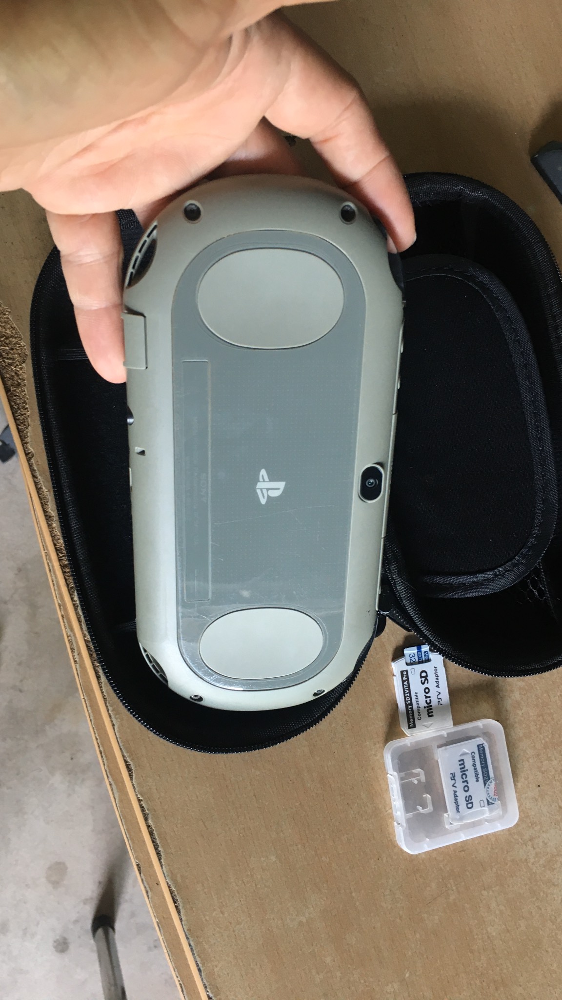 PS Vita 2000 MÀU ĐEN fw 3.74...CÓ HÌNH THẬT