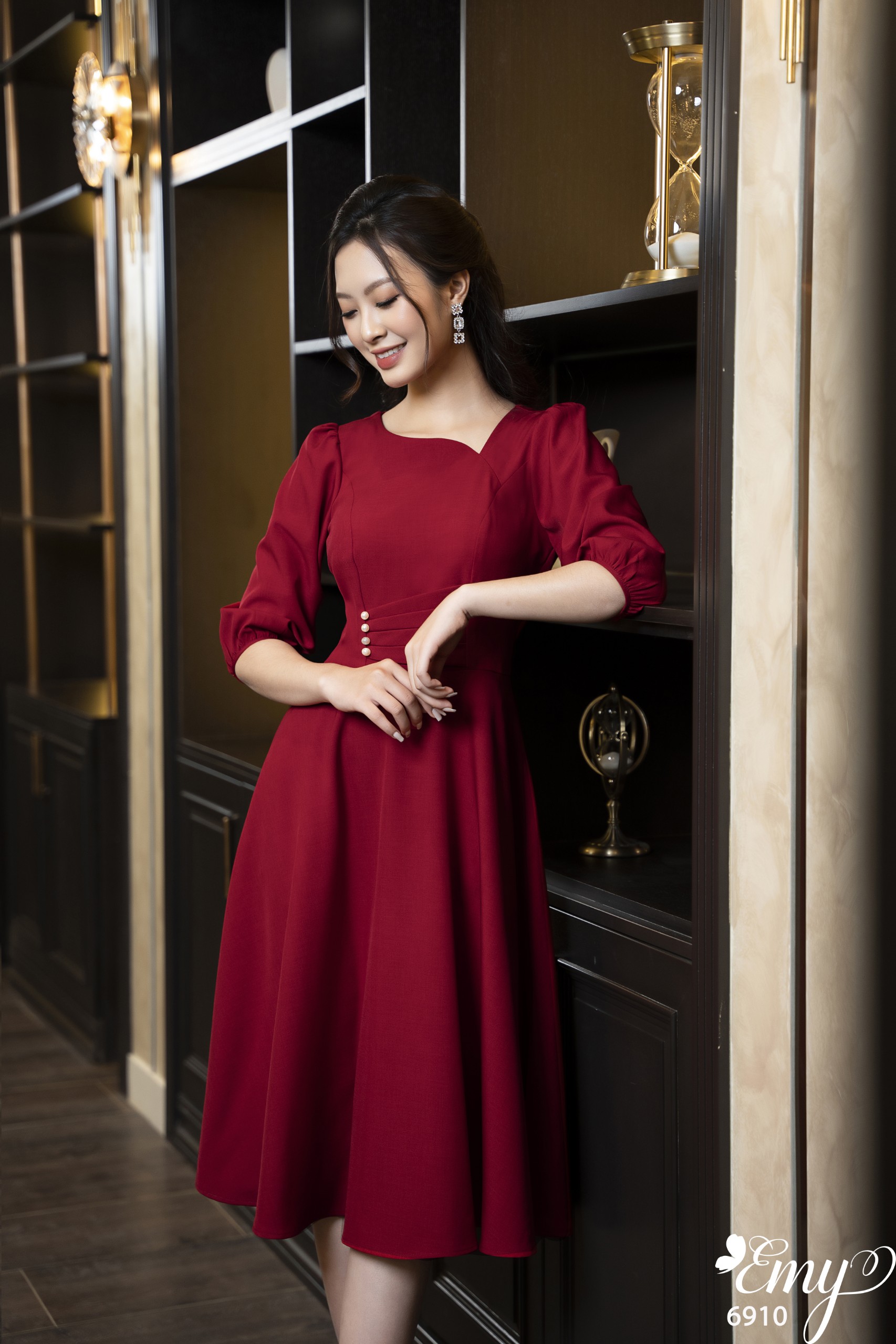 Đầm EMY EM6910 Xoè Đỏ Cổ Lệch
