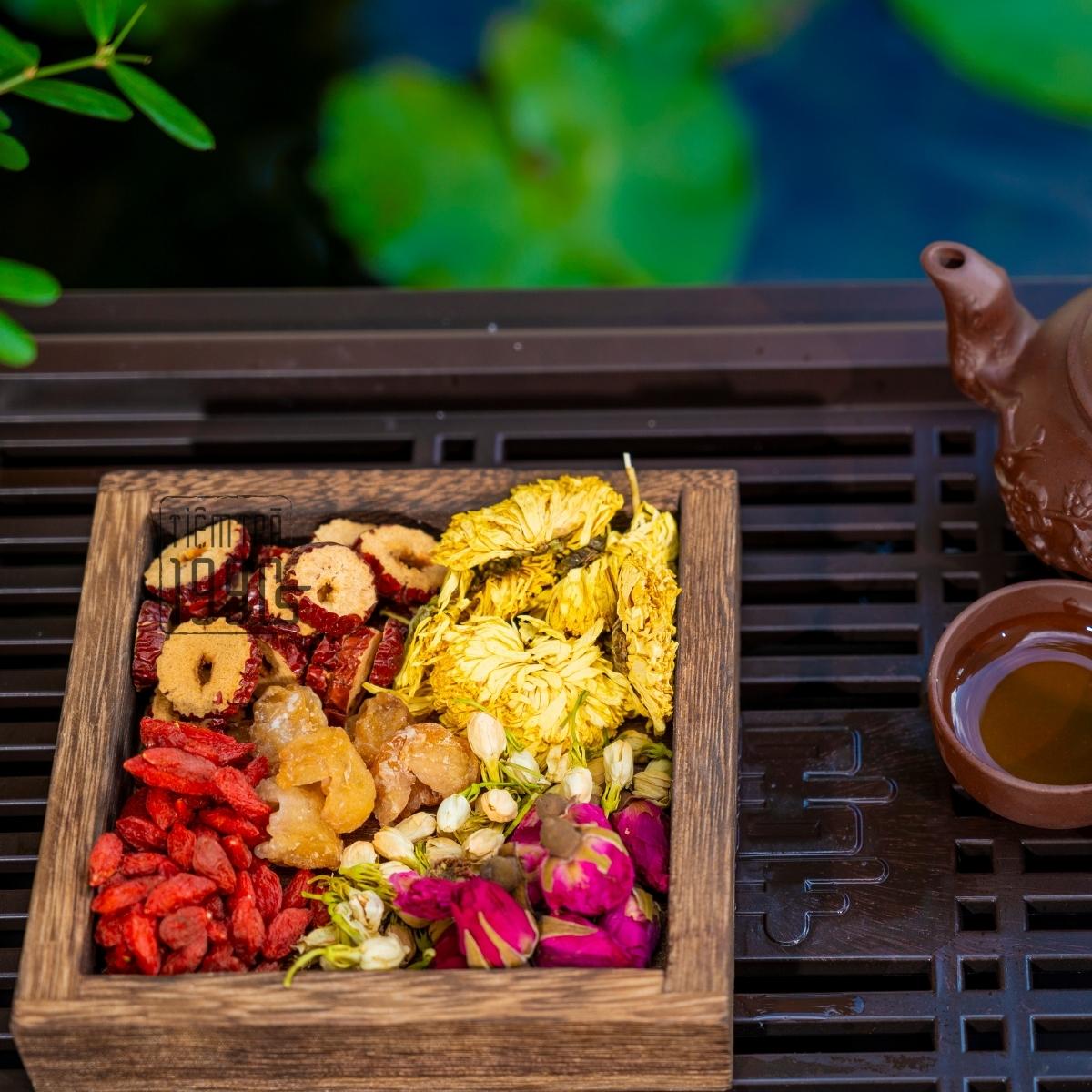 Trà Dưỡng Nhan 6 Vị Trà Thảo Mộc Tiệm Trà 1990s (Hoa Cúc; Nụ Hoa Hồng; Long Nhãn; Kỷ Tử; Táo Đỏ, Cỏ ngọt, Hoa Nhài )