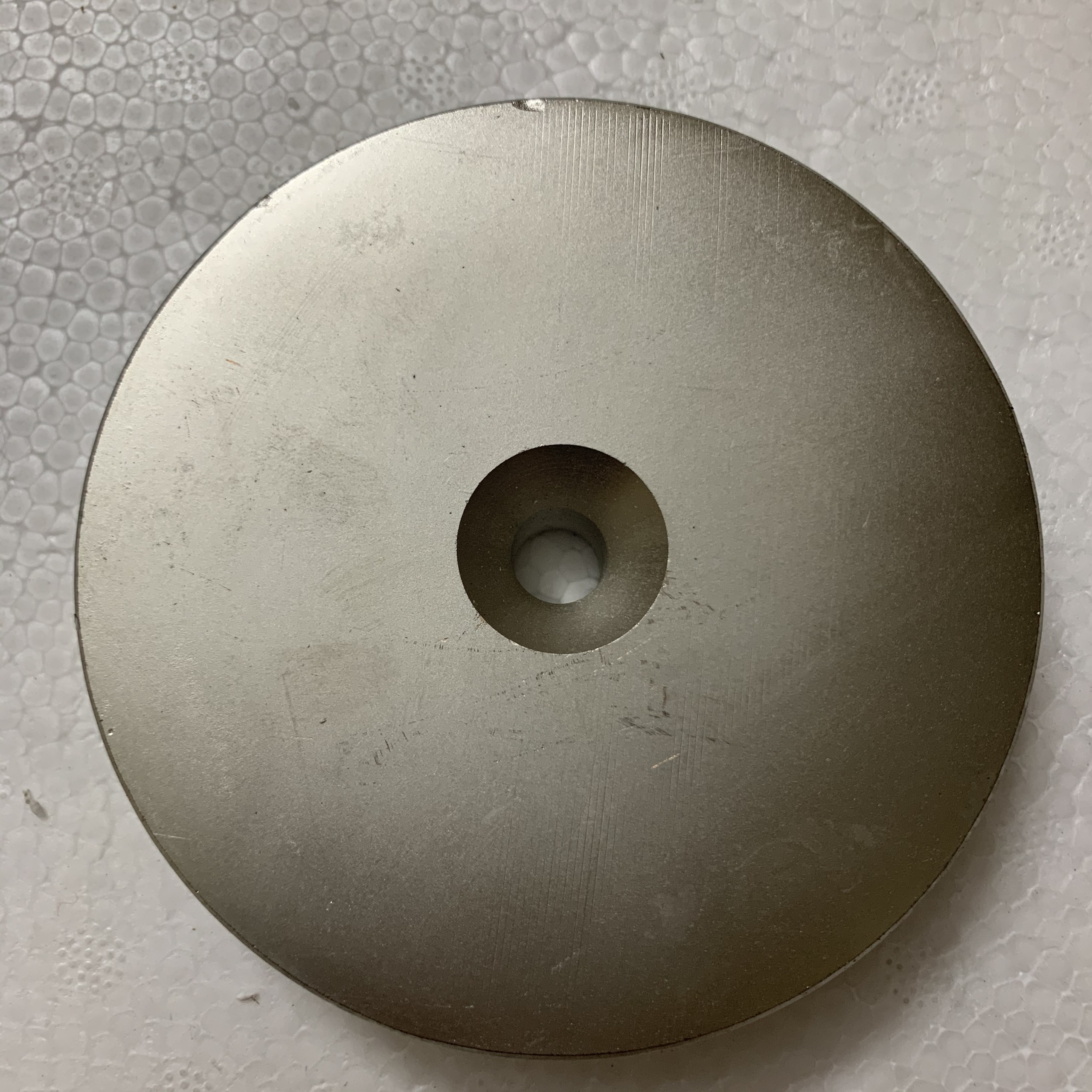 Nam châm viên 100x10mm lỗ vát