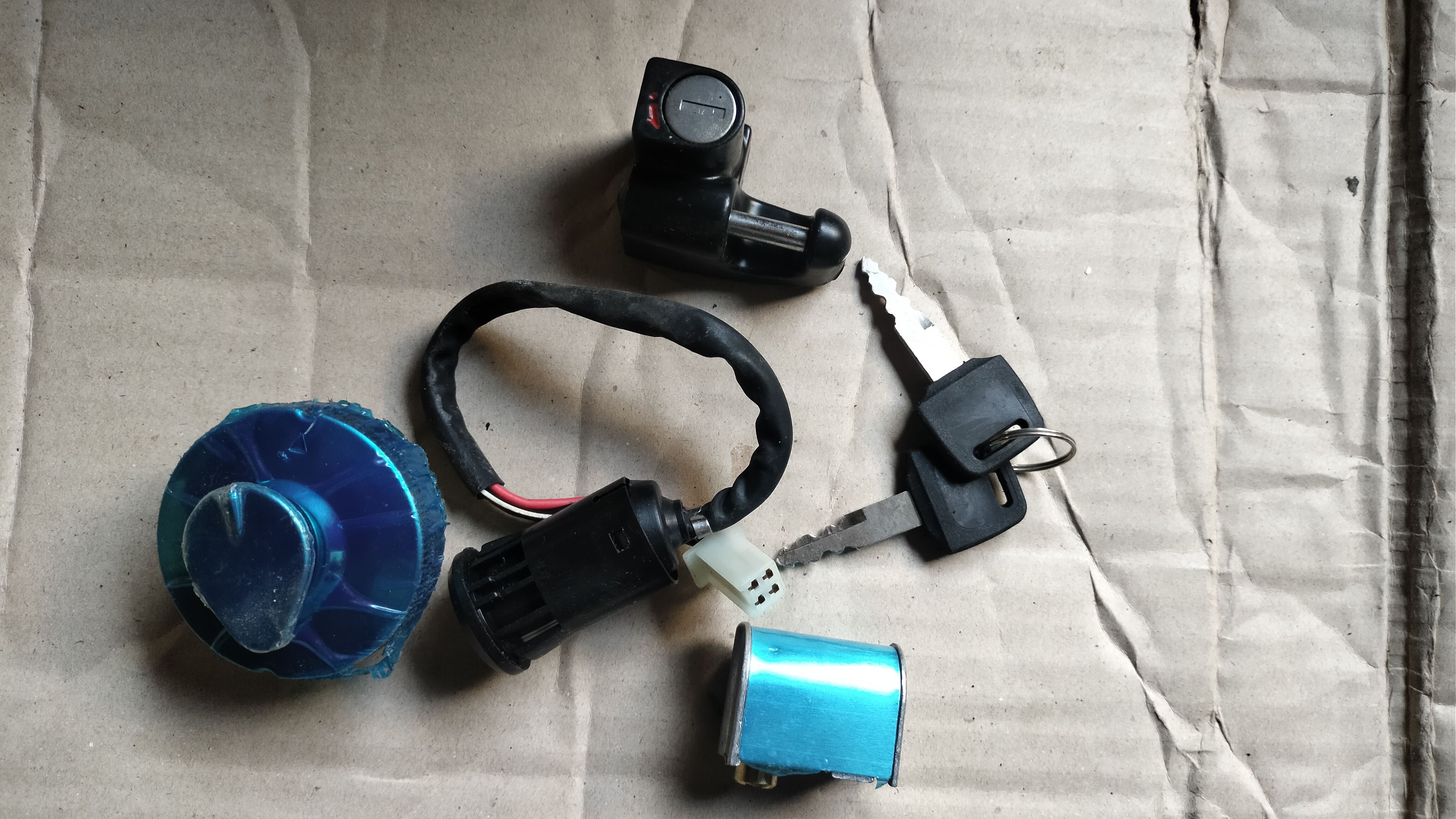 bộ khóa 4 món xe cup 81 , 82 custom 86 89 ( khóa điện , cổ , nắp xăng, yên dùng chung chìa )