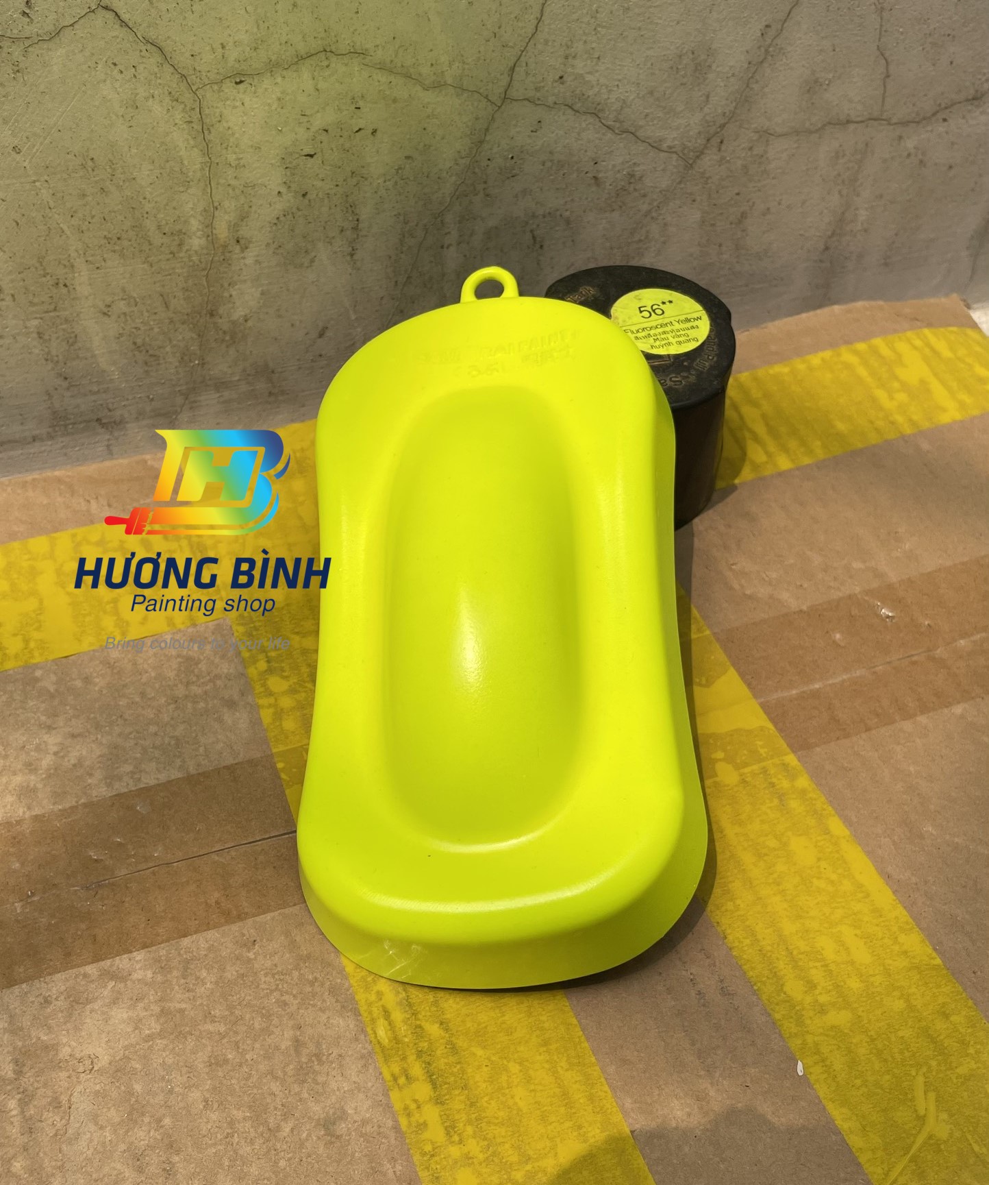 Sơn xịt Samurai màu Vàng Huỳnh Quang - 56 (cần sử dụng cùng nền màu Trắng - UC1002)