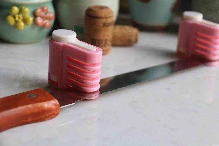 Bộ 2 dụng cụ kẹp dao chia tầng bánh