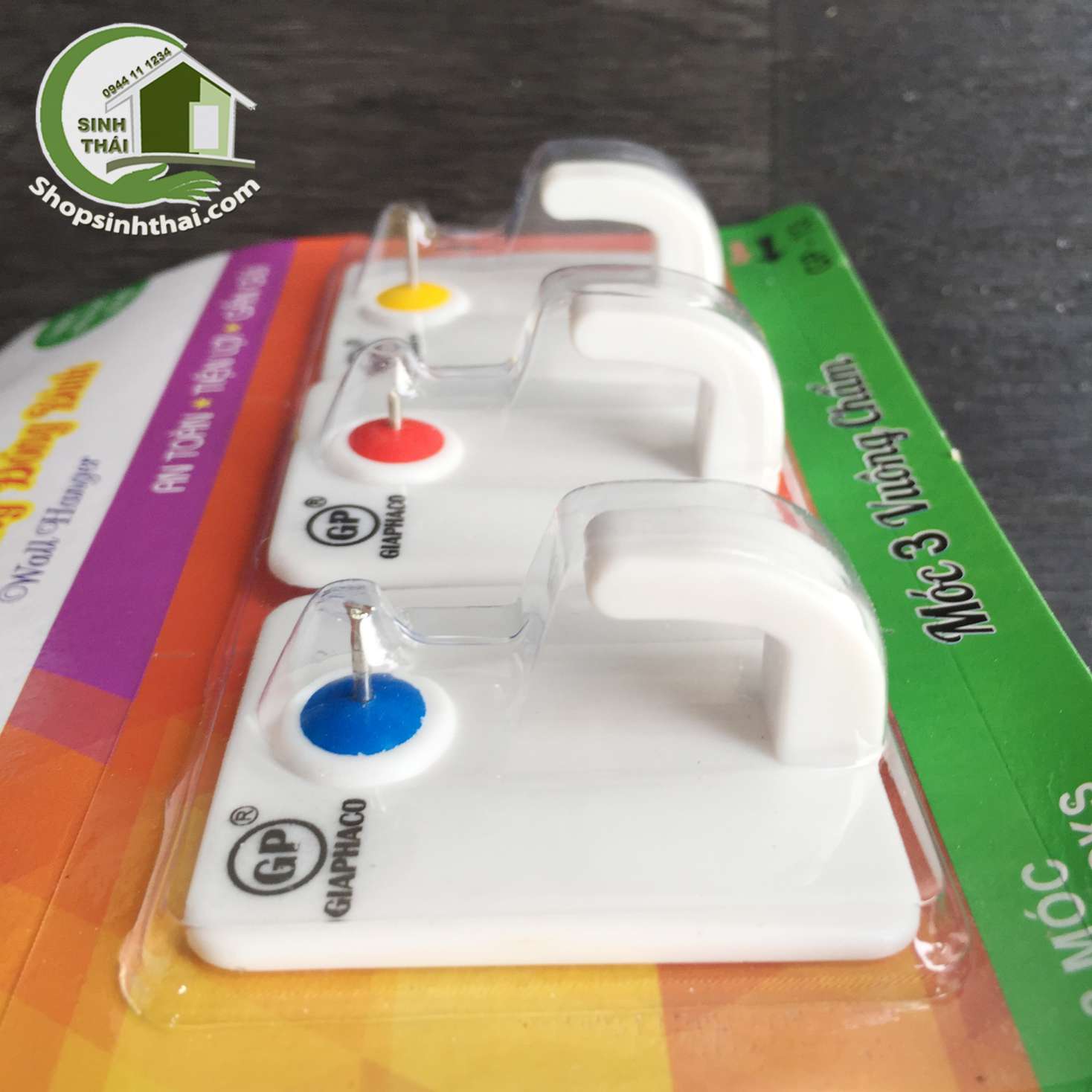 Vỉ 2 móc dán tường có đinh đóng - giao hình ngẫu nhiên