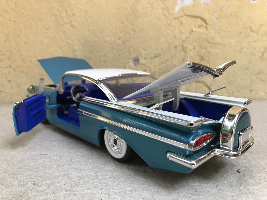 Mô hình xe cổ Chevy IMPALA 1961 1:24