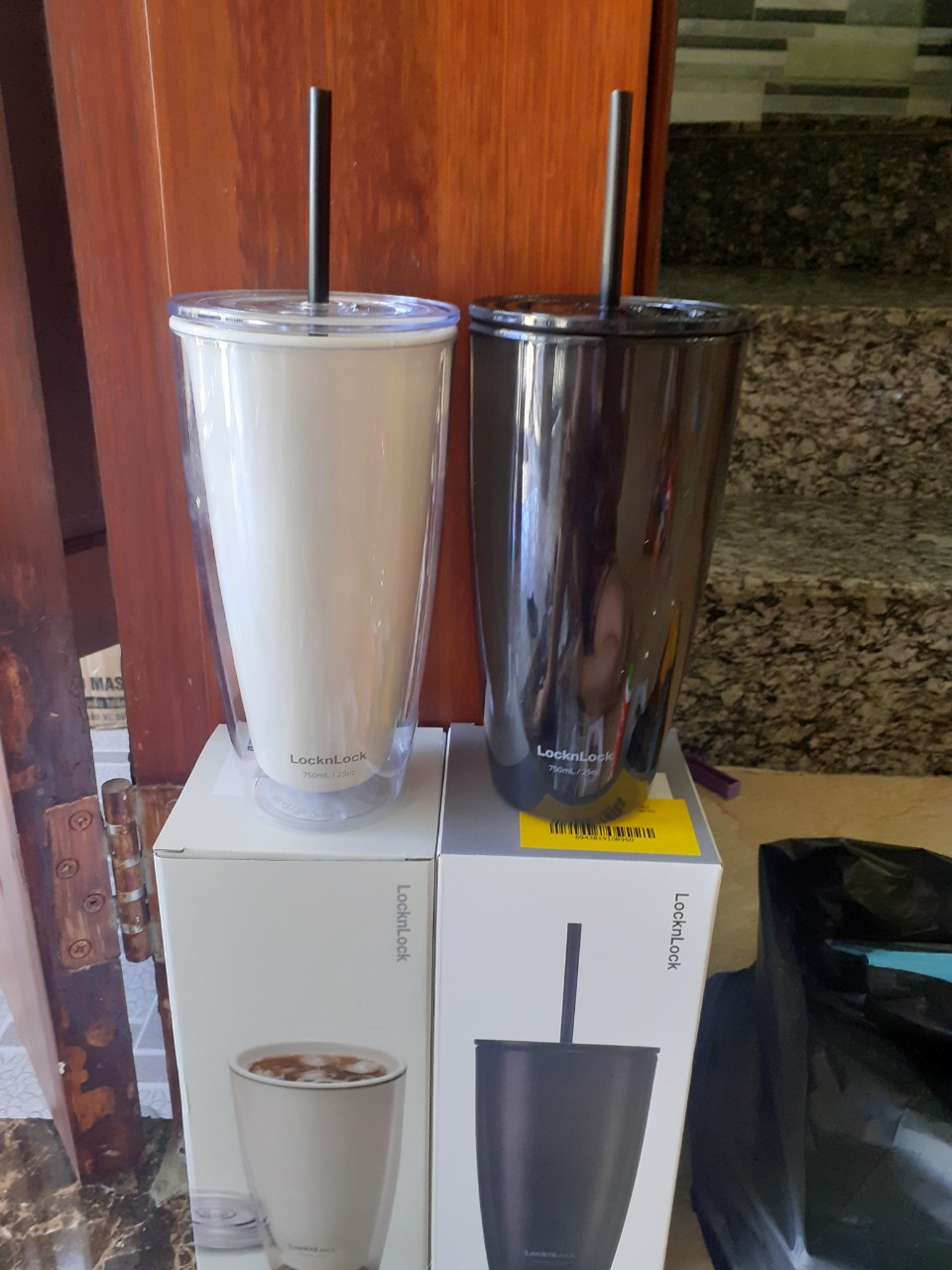 Ly nhựa 2 lớp Lock&Lock kèm ống hút 750ml