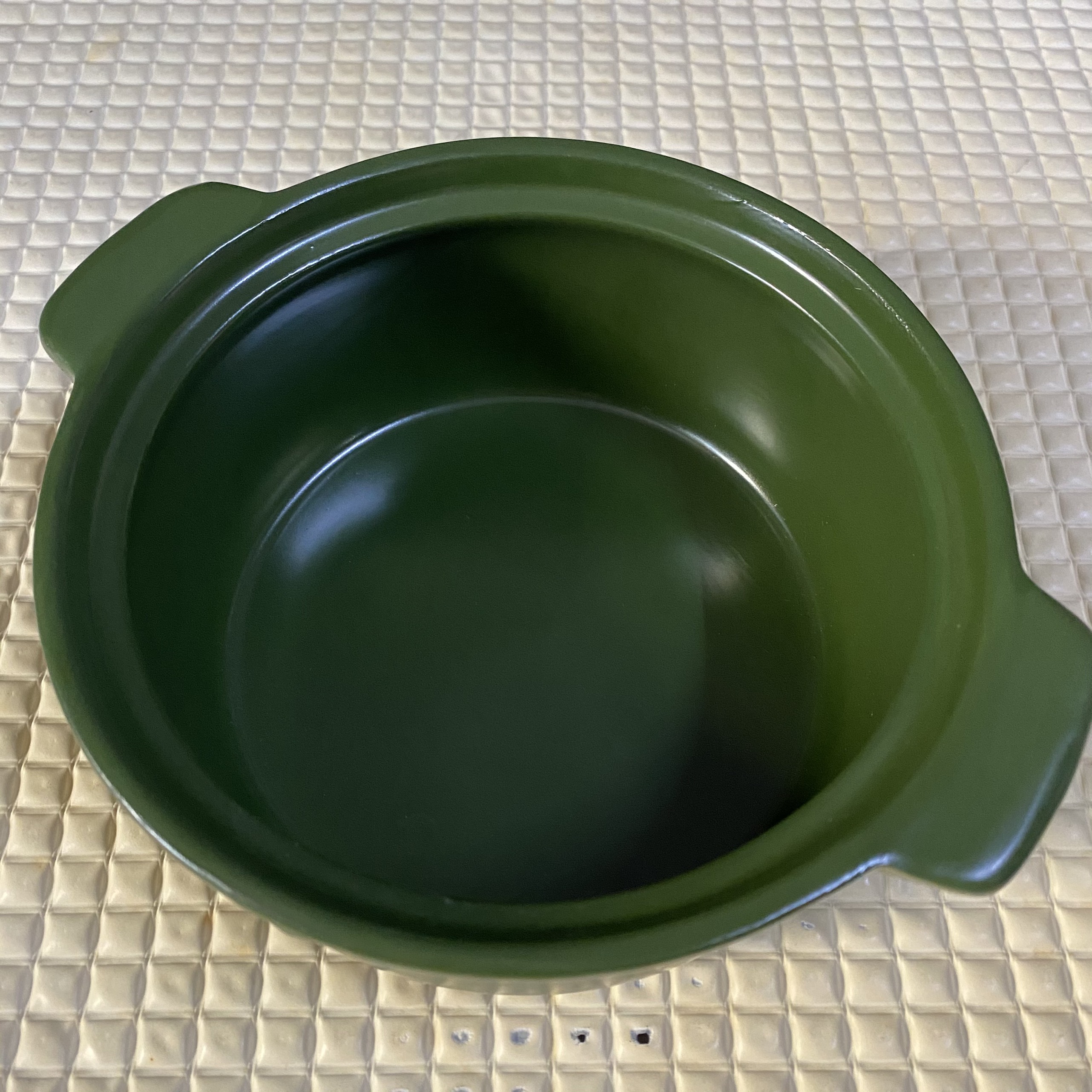 Nồi đất. Chịu nhiệt cao. Dung tích 0.5 lít đến 2 lít. Nắp kiếng trong suốt. Sử dụng được trong lò vi sóng