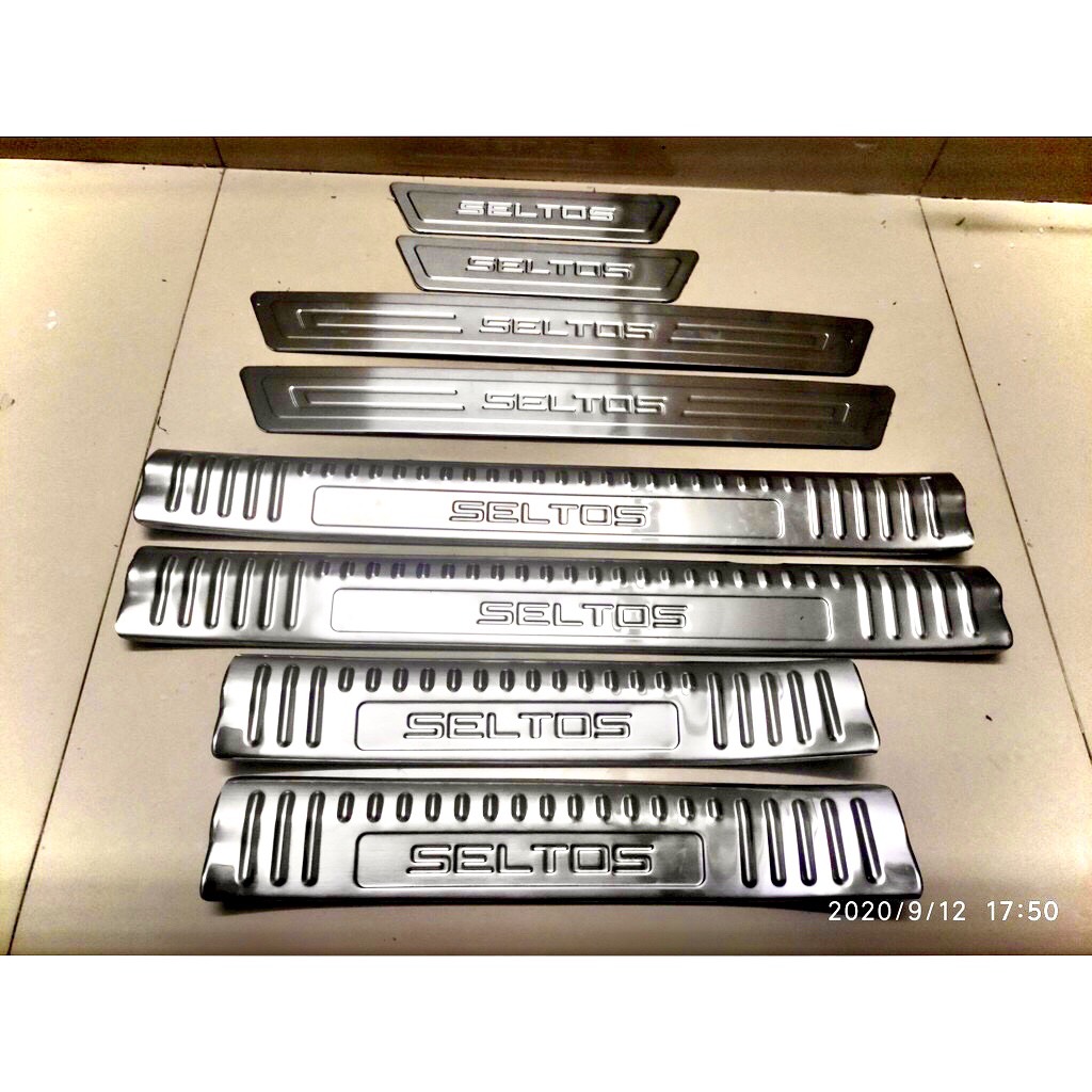 Ốp bậc cửa KIA SELTOS chống xước bảo vệ sơn xe, chất liệu inox 304 có sẵn keo 2 mặt siêu dính