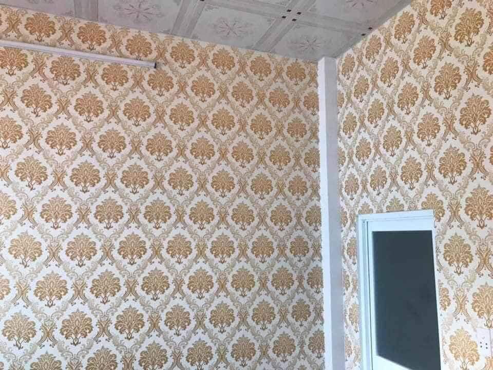 giấy dán tường họa tiết châu âu vàng ( cuộn dài 10m, khổ rộng 45cm, giấy có keo sẵn )