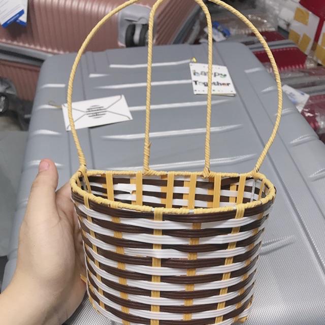 Giỏ mây cắm hoa treo tường