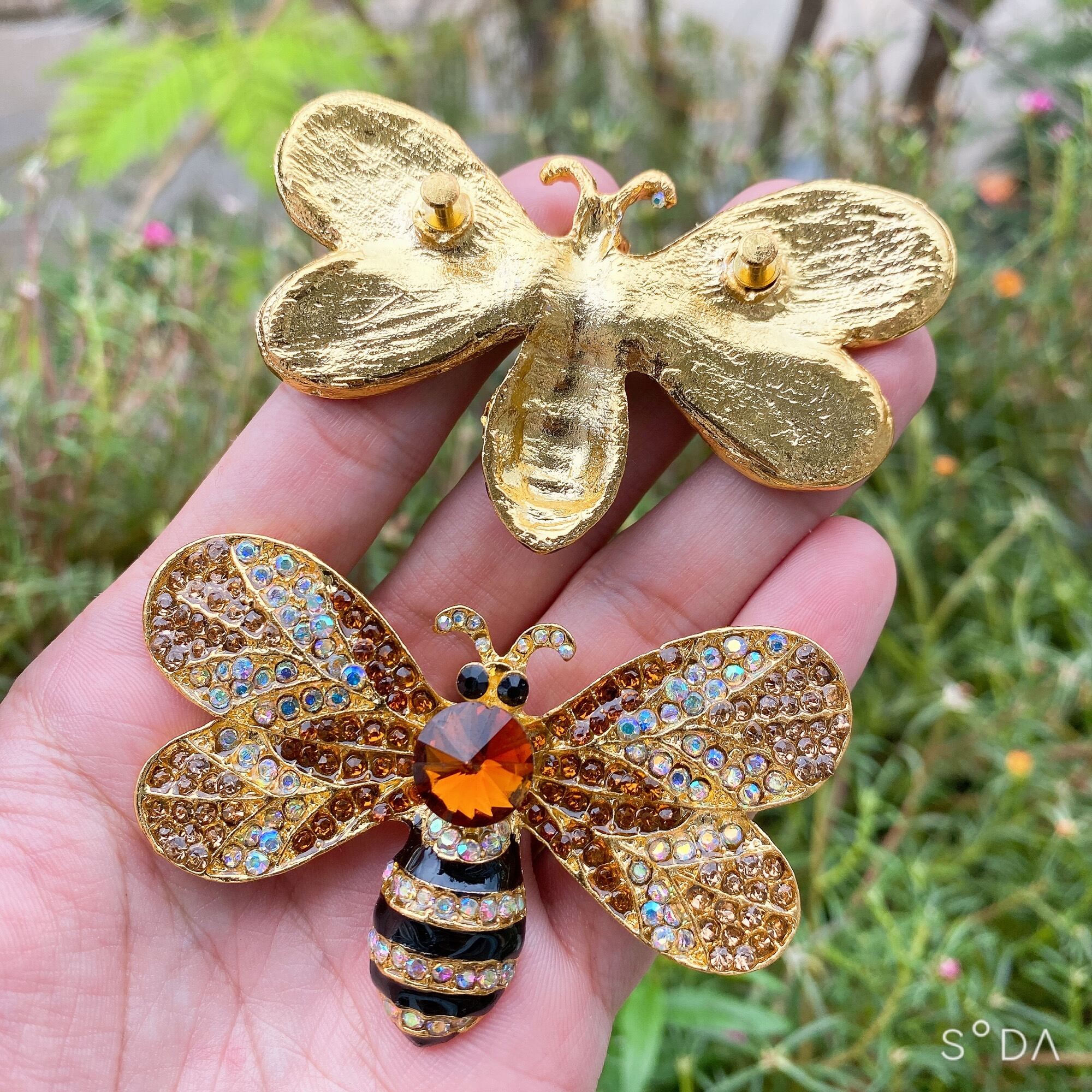 Bộ 2 Charm Ong Chúa gắn dép lào