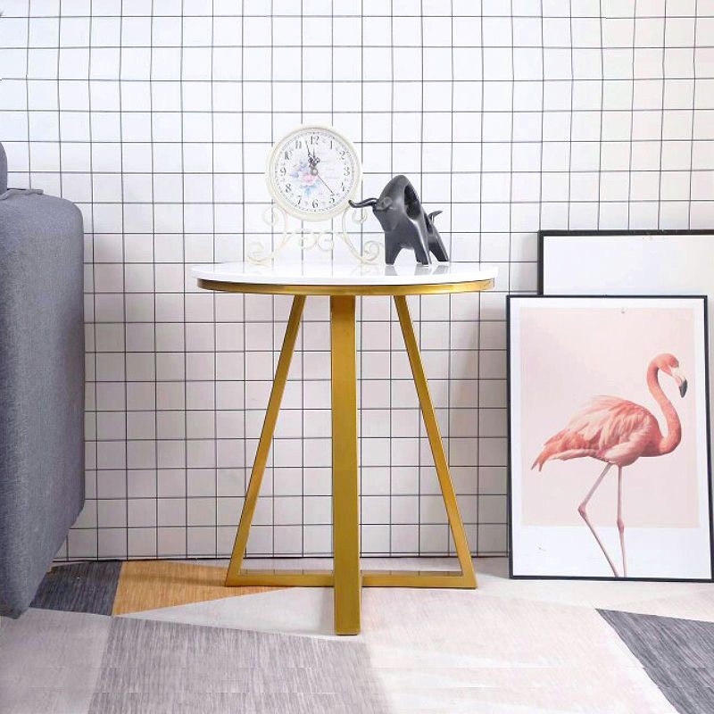Bàn trà góc, bàn sofa mặt đá đê cạnh sofa