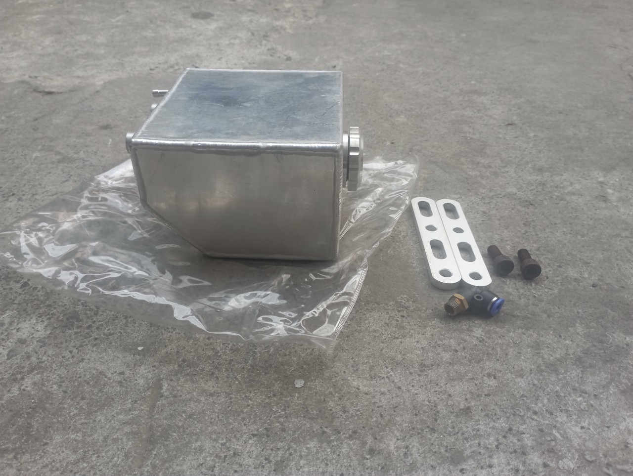Bình xăng lớn xe drag Thái Lan, bình khoảng 2 lít