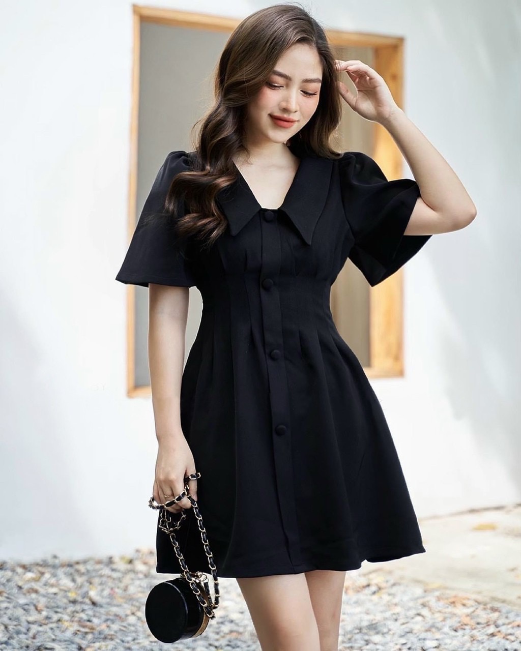 Đầm sm đen xếp li form ngắn