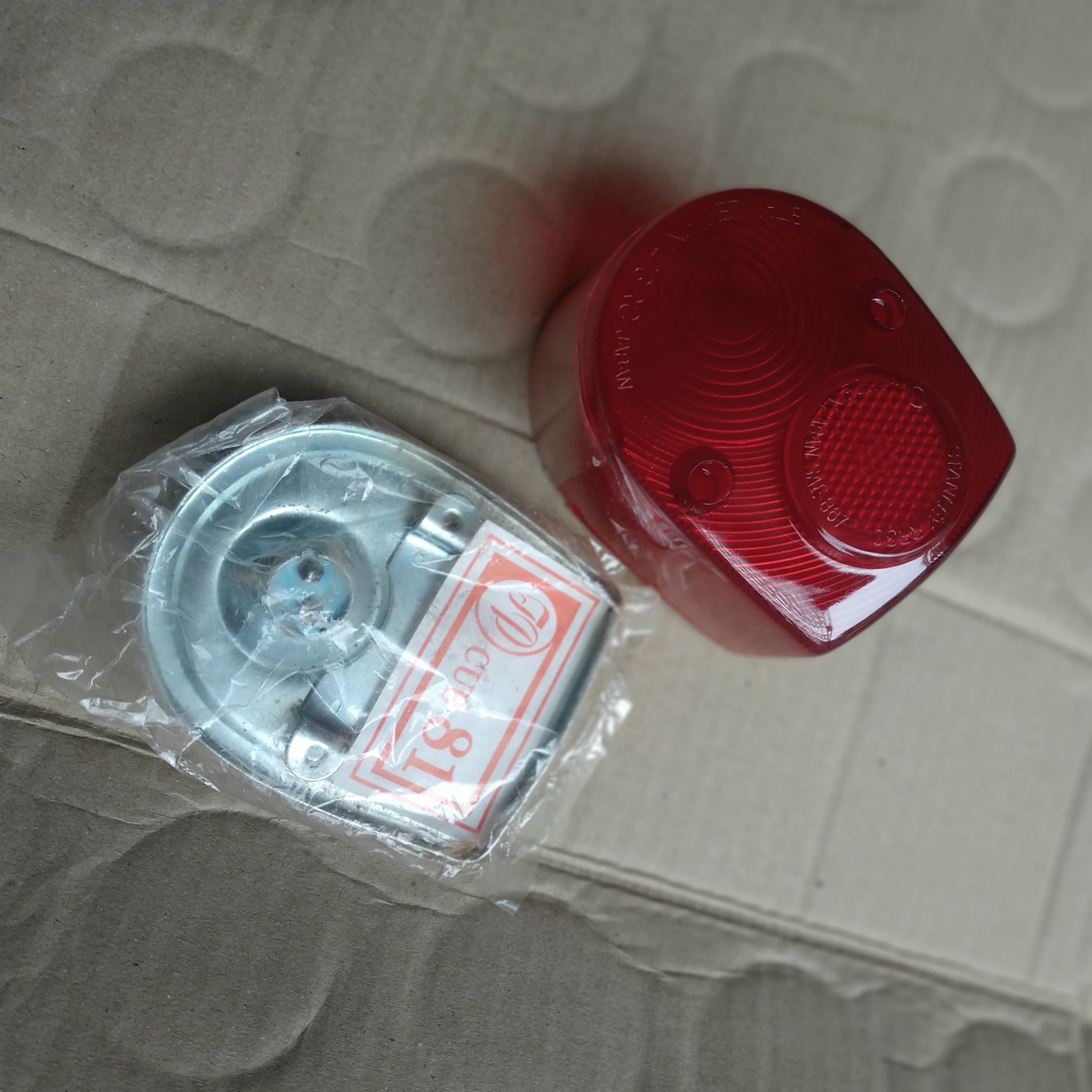 bộ nắp hậu đế đèn lái stop xe cup 81