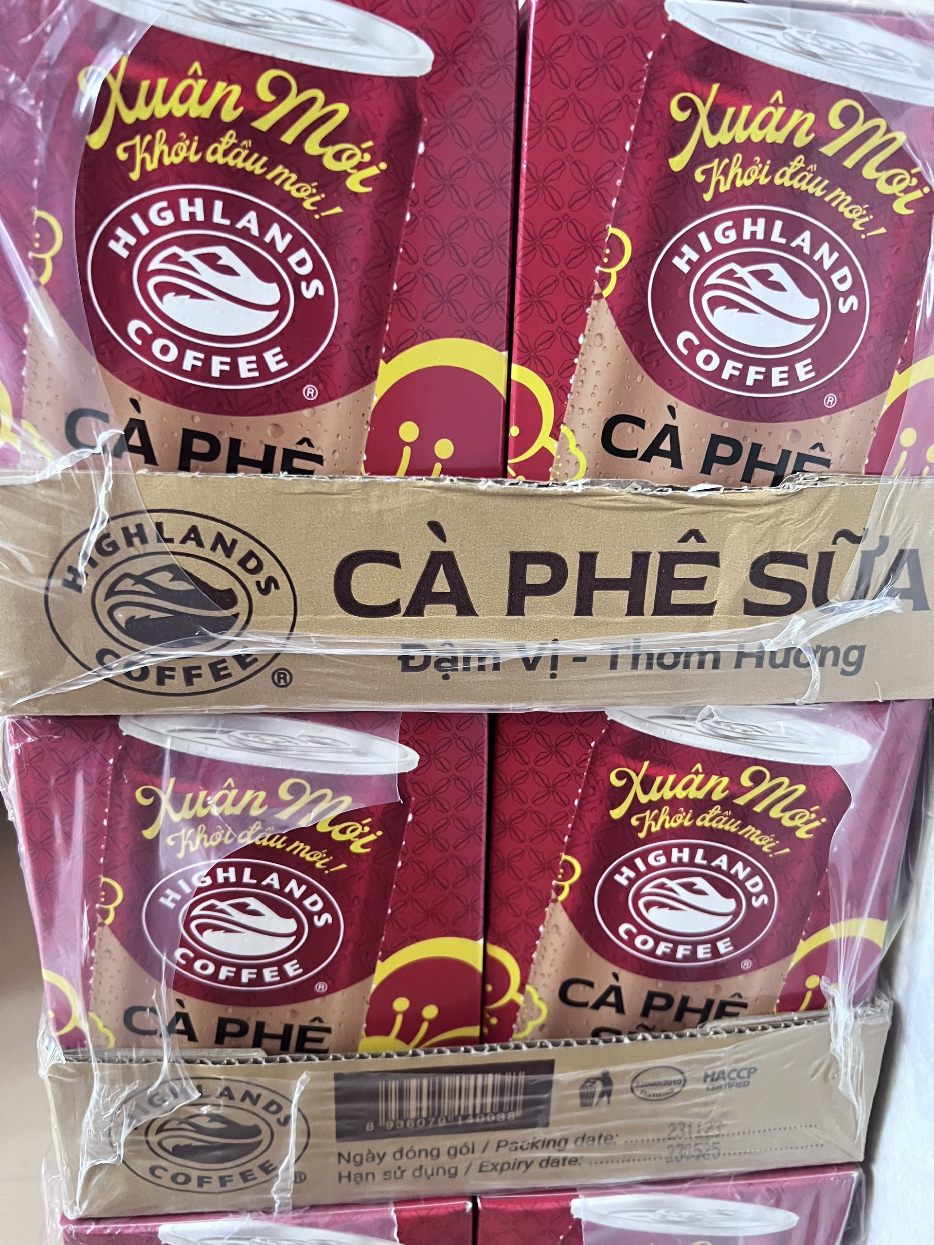 Thùng 24 lon cà phê sữa Highland (mẫu Xuân) Size Lớn 235ml mẫu tết 2025, date mới
