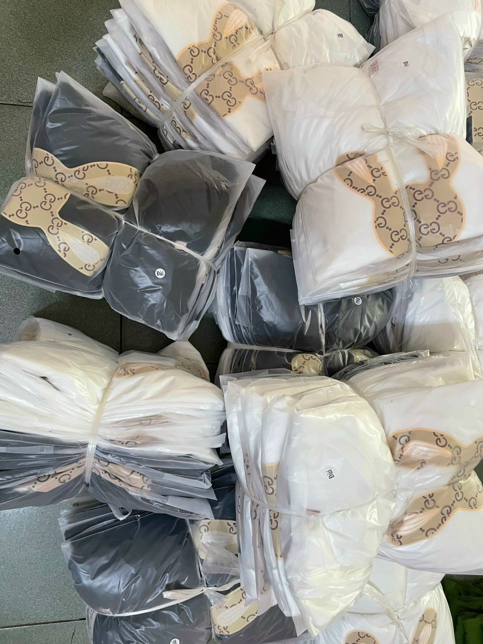 Set Bộ Đồ Nữ Áo Thun GC + Quần GC Đùi