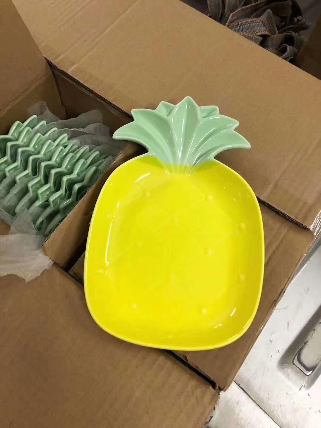 Đĩa gốm sứ tráng men hình trái dứa vàng