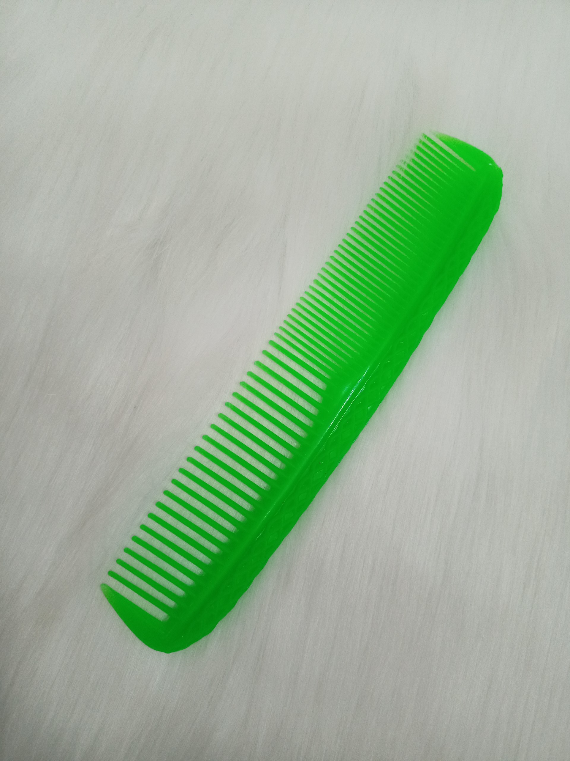 Lược nhựa răng vừa nhỏ dùng để chảy tóc