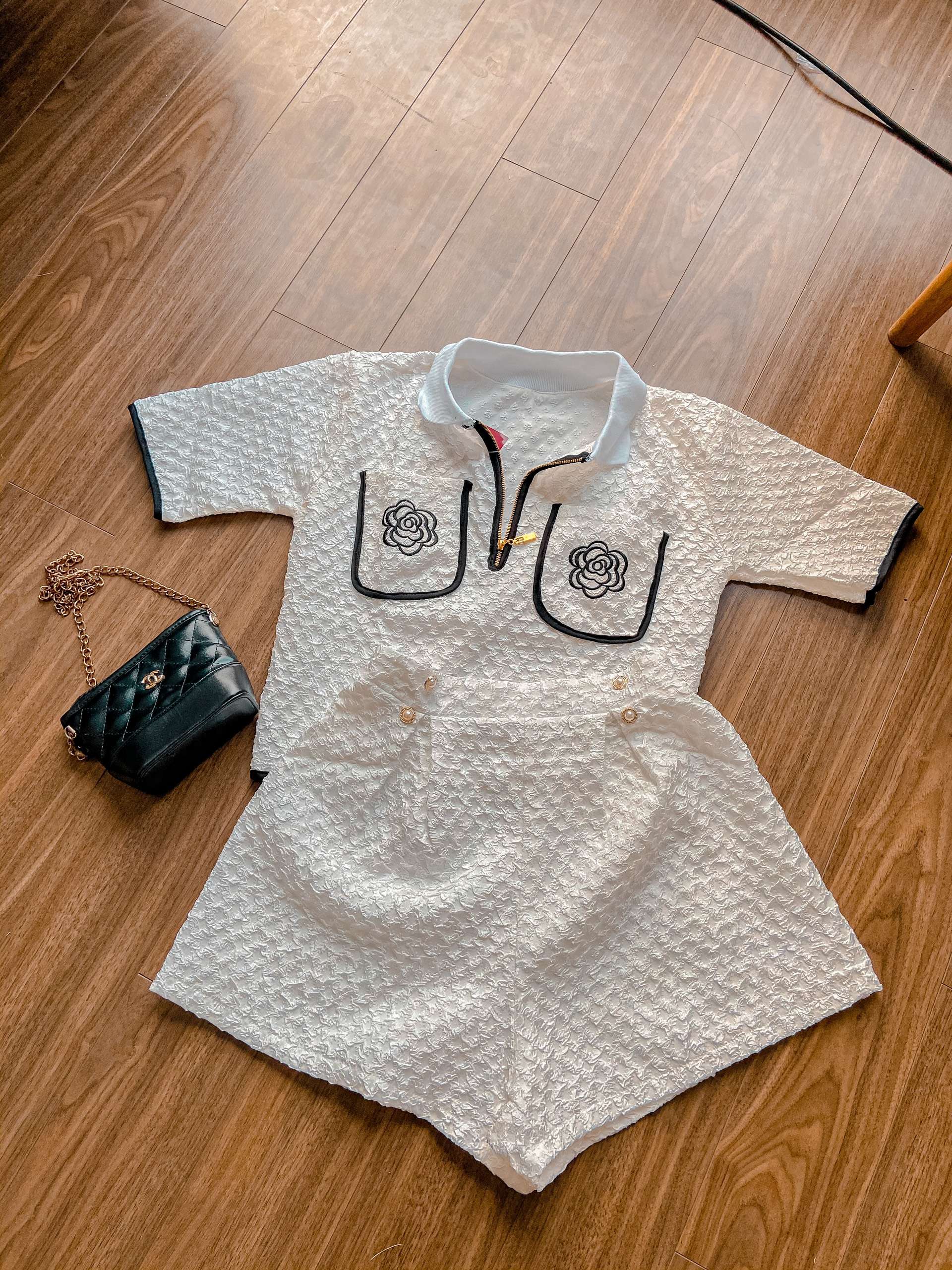 Set quần áo gấm có cổ