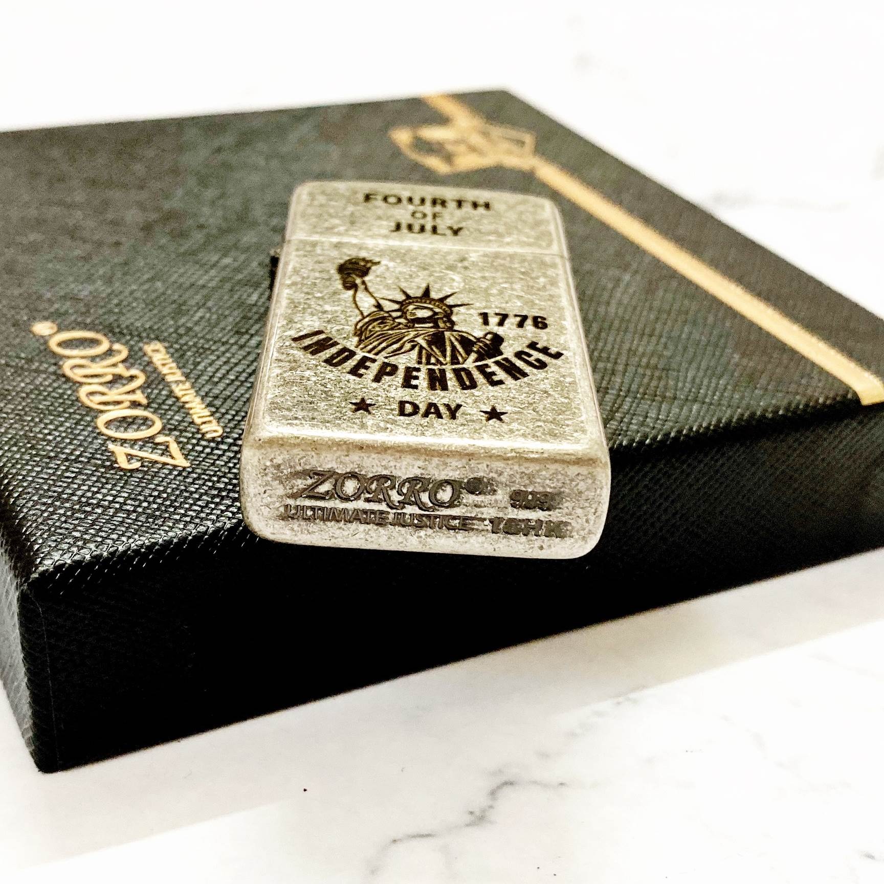 BẬT LỬA ZIPPO SLIM ZORRO - BẠC CỔ HÌNH NỮ THẦN TỰ DO (NGÀY ĐỘC LẬP HOA KỲ 1776) (FILL BOX) - (XÀI XĂNG)