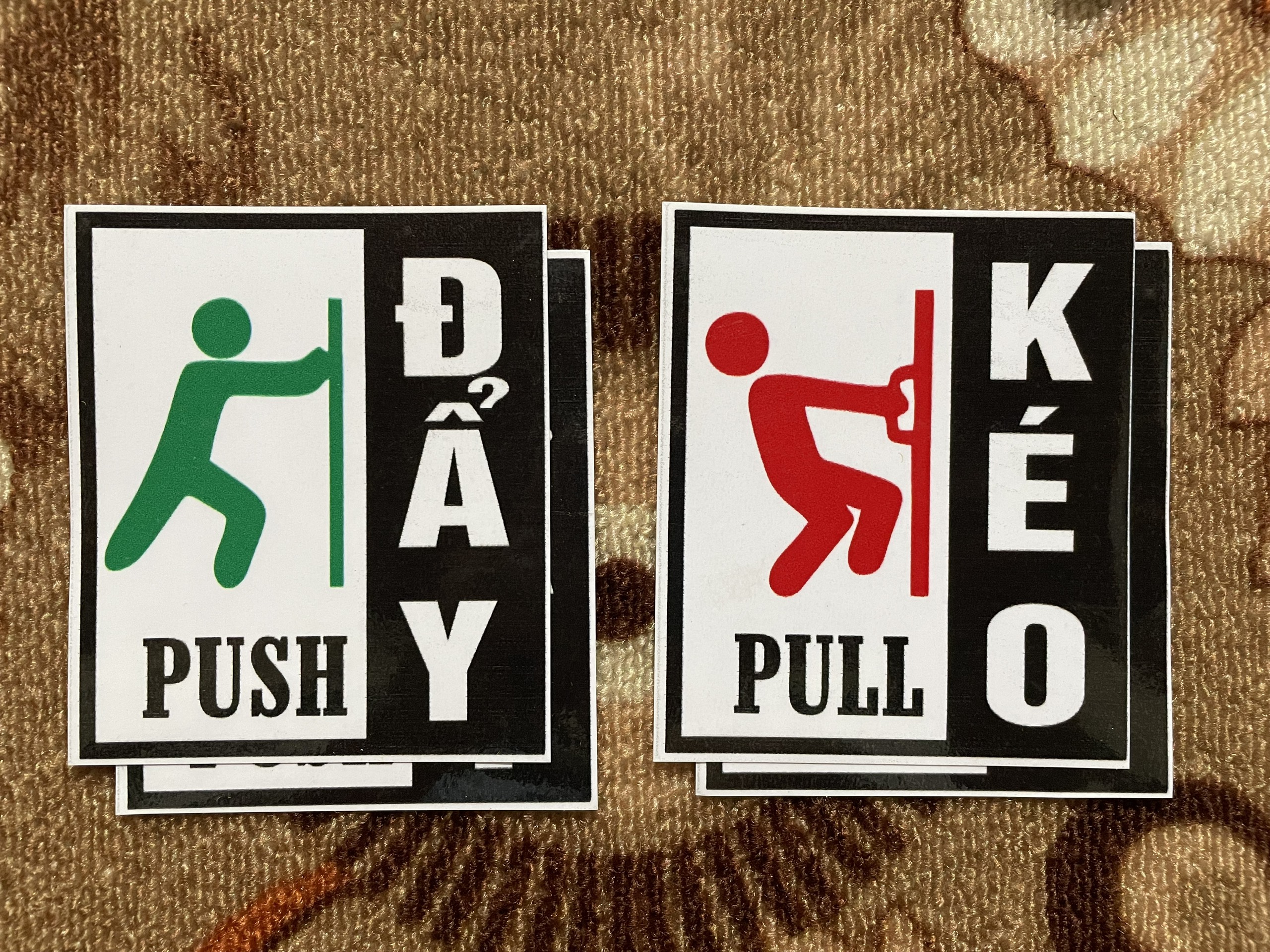 COMBO 2 MIẾNG DECAL DÁN CỬA KÍNH ĐẨY VÀO KÉO RA