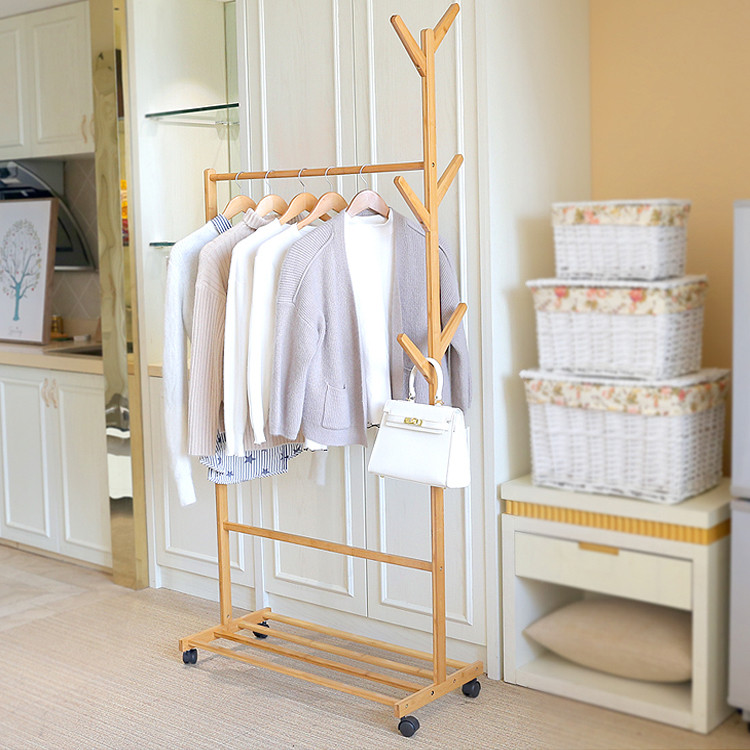 Giá treo quần áo bằng gỗ có bánh xe tiện dụng
