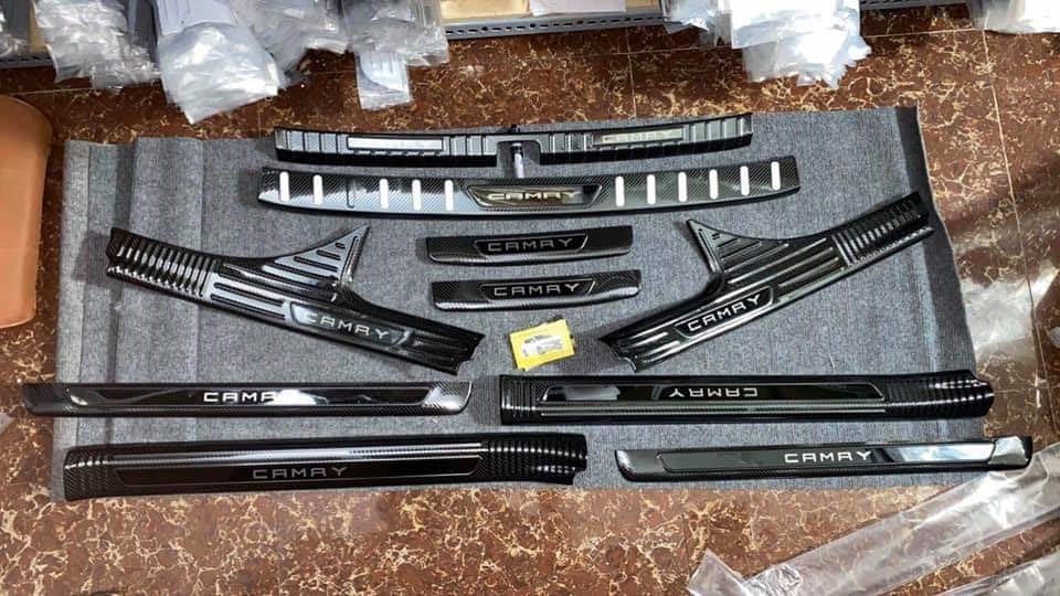 Bộ ốp bậc trong, bậc ngoài, chống trầy cốp trong, chống trầy cốp ngoài vân CACBON xe Camry 2019-2020